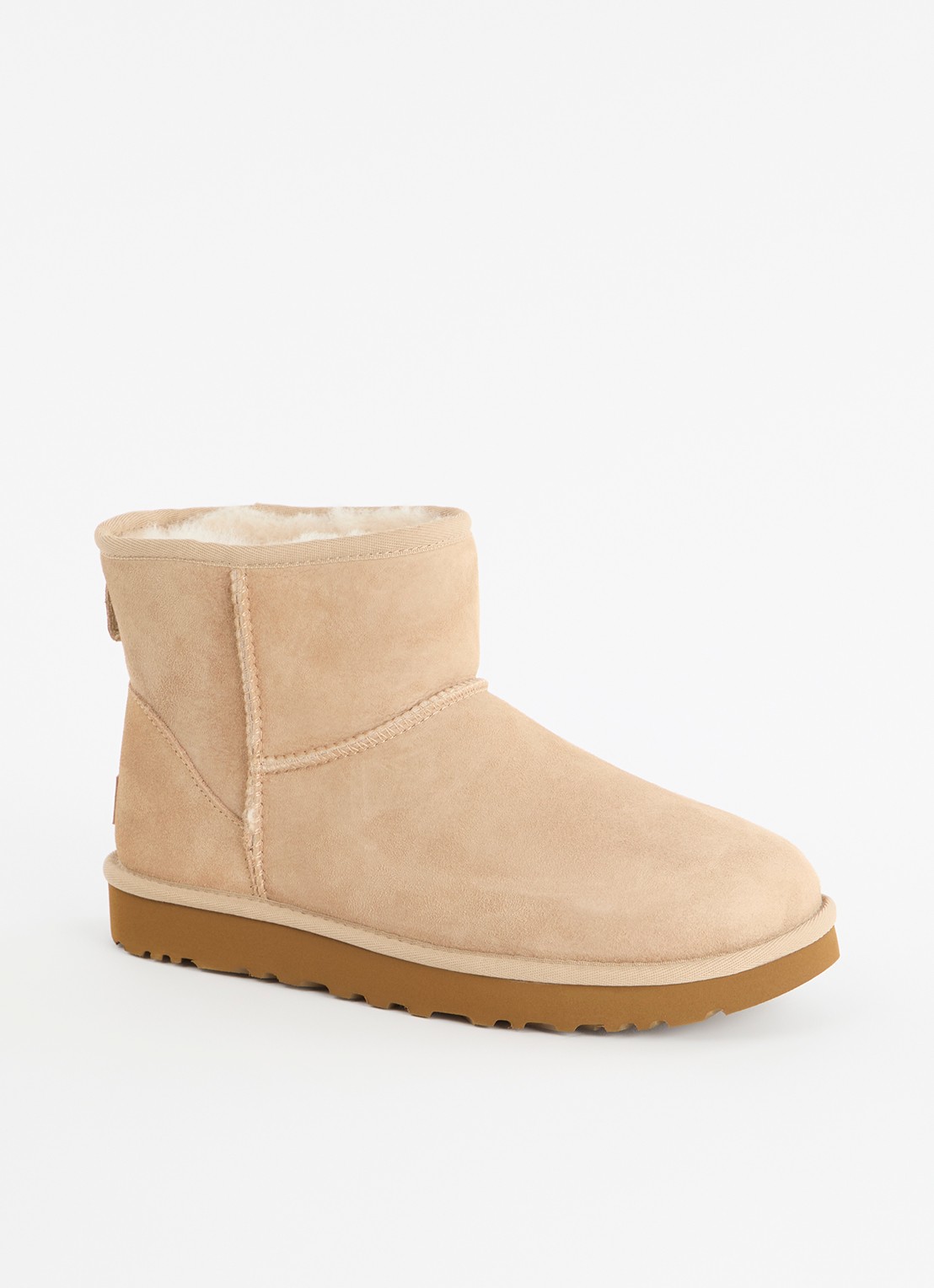 UGG Classic Mini enkellaarsje van suède - voorkant 4 camel