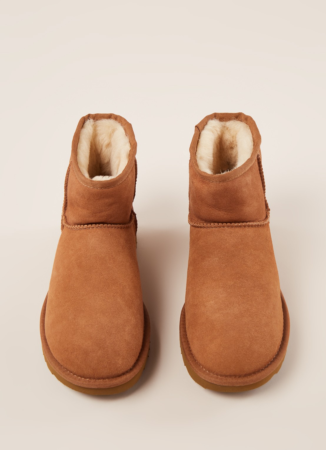 UGG Classic Mini enkellaarsje van suède - detail 2 cognac