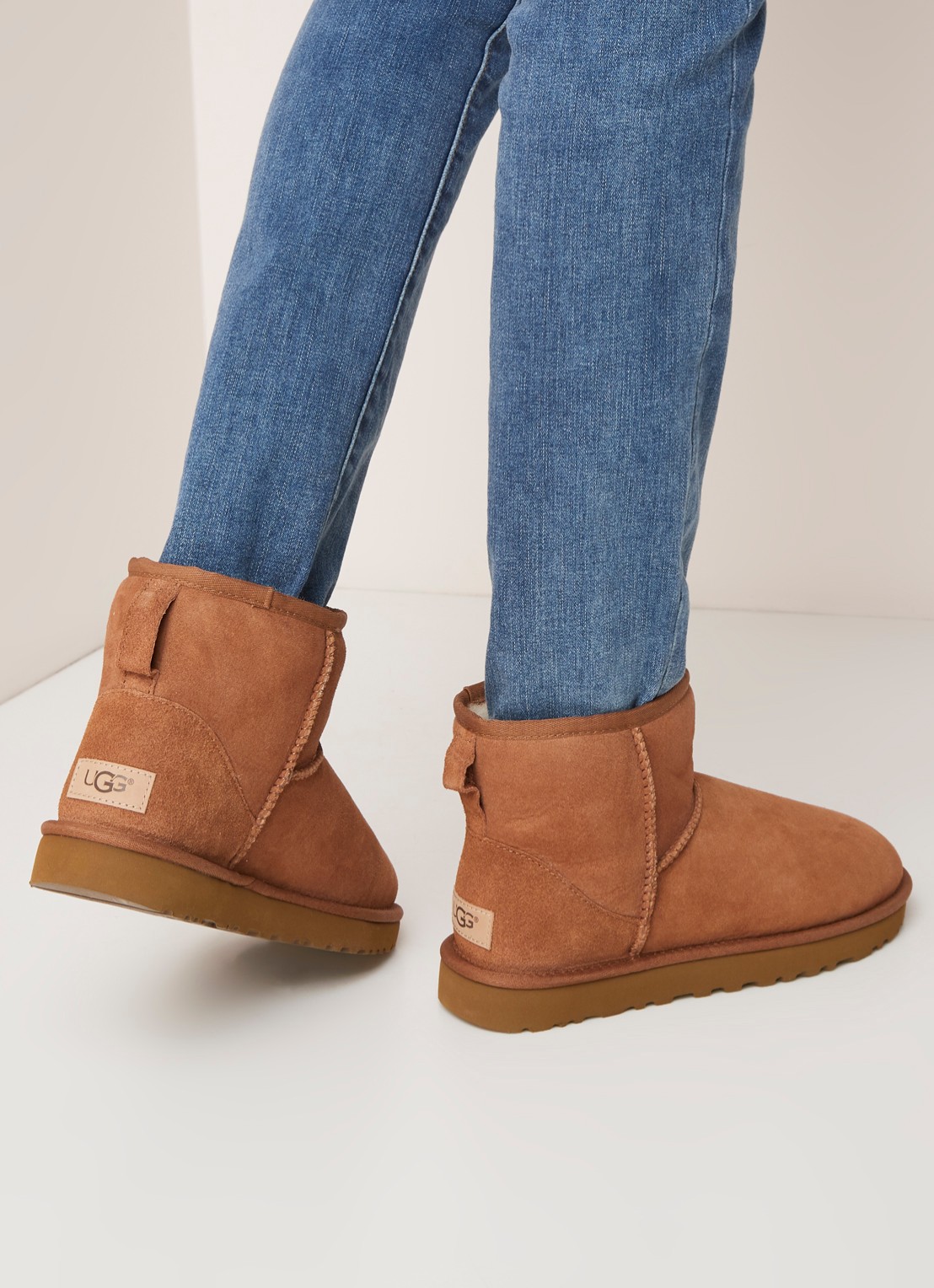 UGG Classic Mini enkellaarsje van suède - voorkant 5 cognac