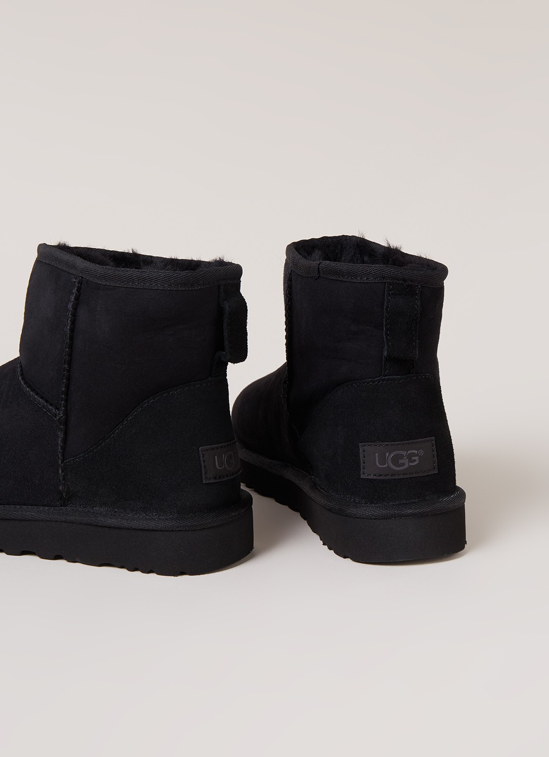 UGG Classic Mini II enkellaarsje van suède - detail zwart