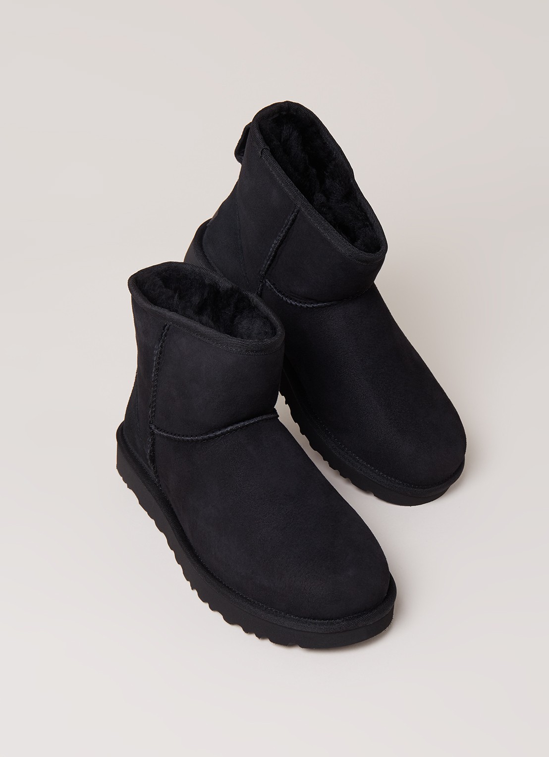 UGG Classic Mini II enkellaarsje van suède - detail 2 zwart