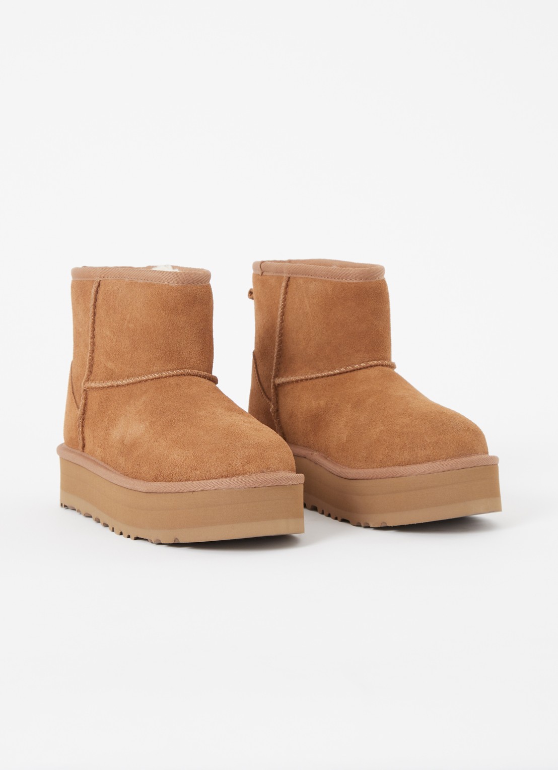 UGG Classic Mini Platform enkellaarsje van suède  - voorkant 2 cognac