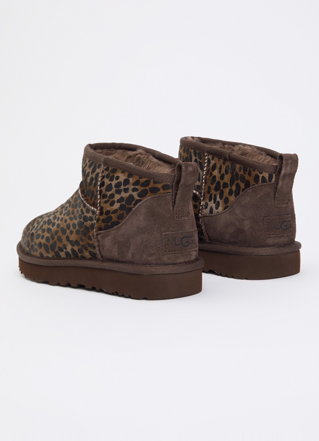 UGG Classic Ultra Mini Caspian enkellaarsje van kalfshaar met panterprint - achterkant bruin