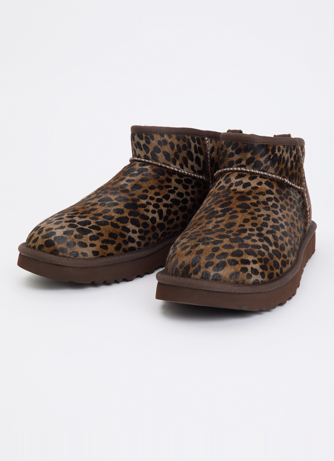 UGG Classic Ultra Mini Caspian enkellaarsje van kalfshaar met panterprint - detail 2 bruin