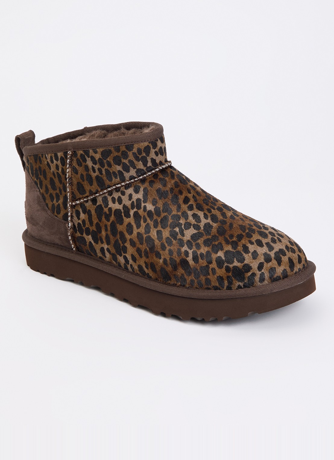UGG Classic Ultra Mini Caspian enkellaarsje van kalfshaar met panterprint - voorkant 4 bruin