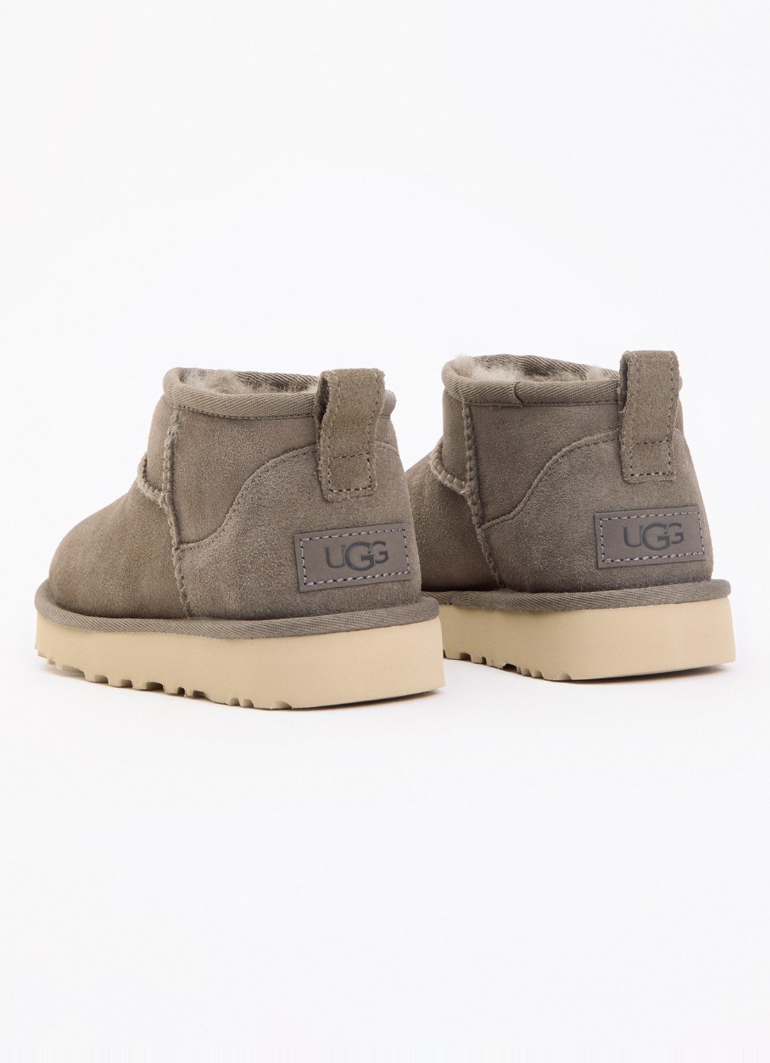 UGG Classic Ultra Mini enkellaarsje van suède - achterkant taupe