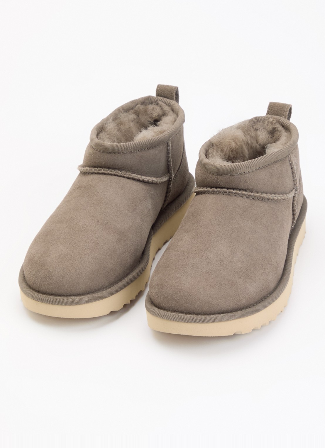 UGG Classic Ultra Mini enkellaarsje van suède - detail 3 taupe