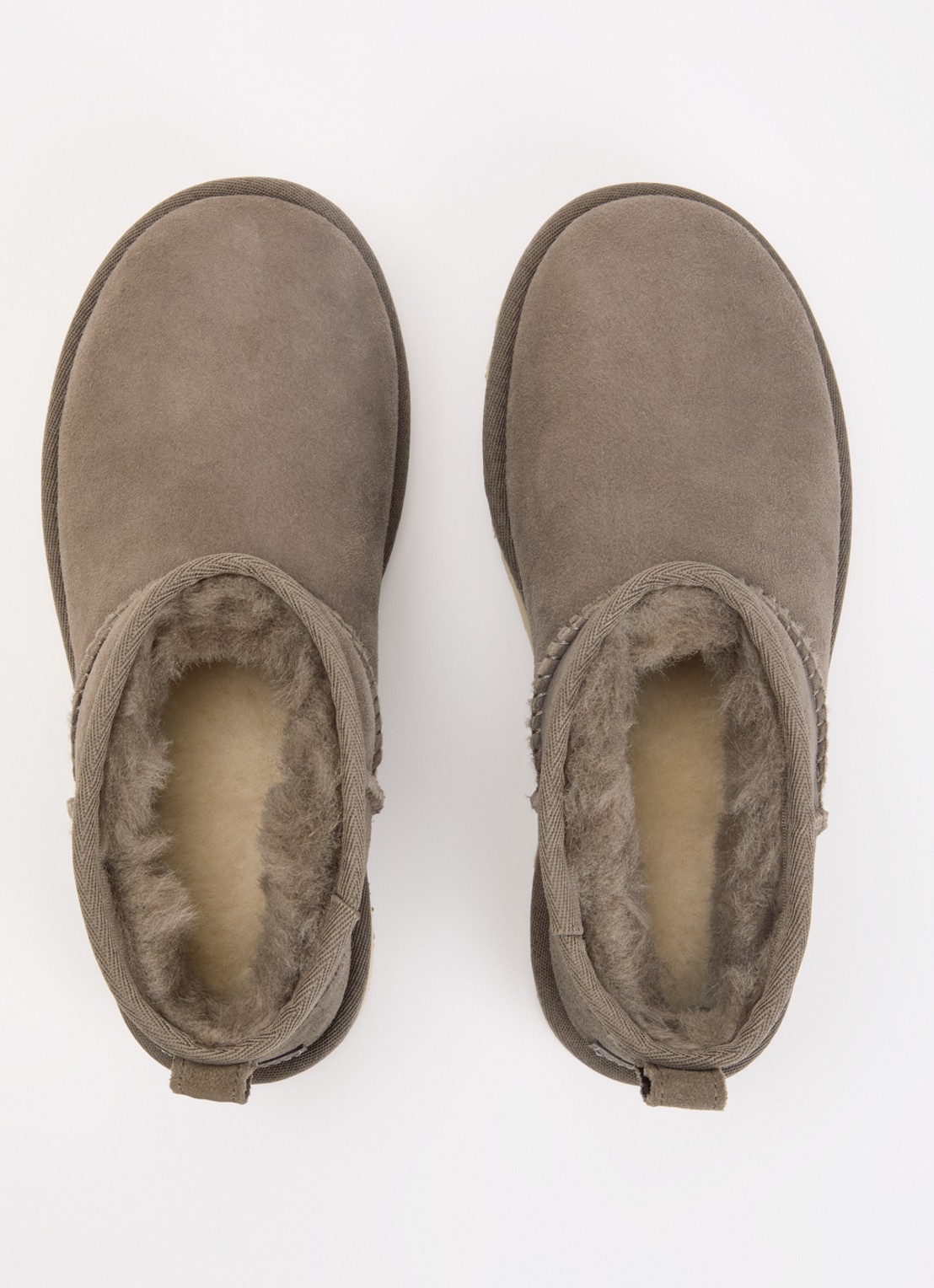 UGG Classic Ultra Mini enkellaarsje van suède - detail 4 taupe