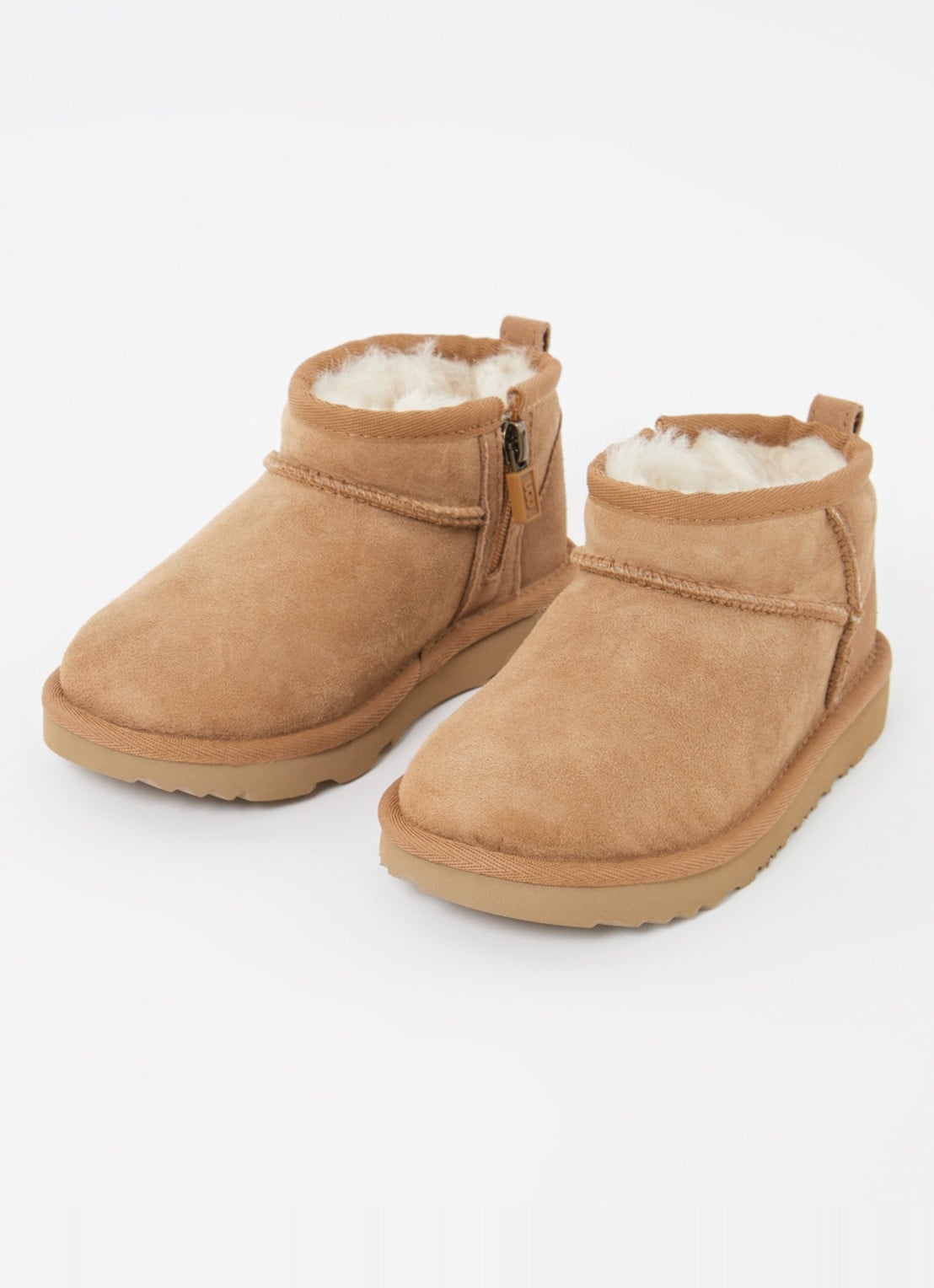 UGG Classic Ultra Mini enkellaarsje van suède - voorkant 3 camel