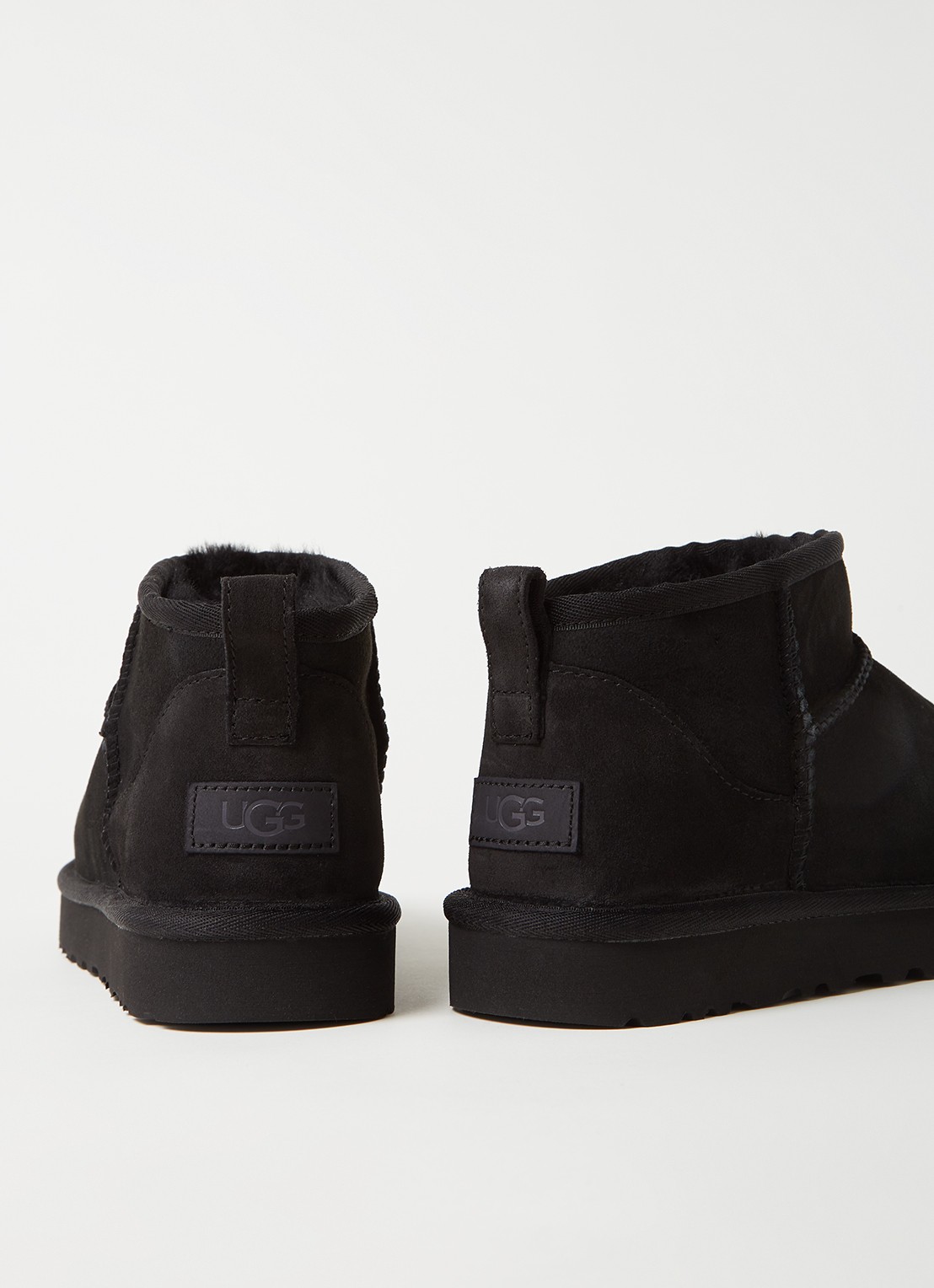 UGG Classic Ultra Mini enkellaarsje van suède - detail 2 zwart