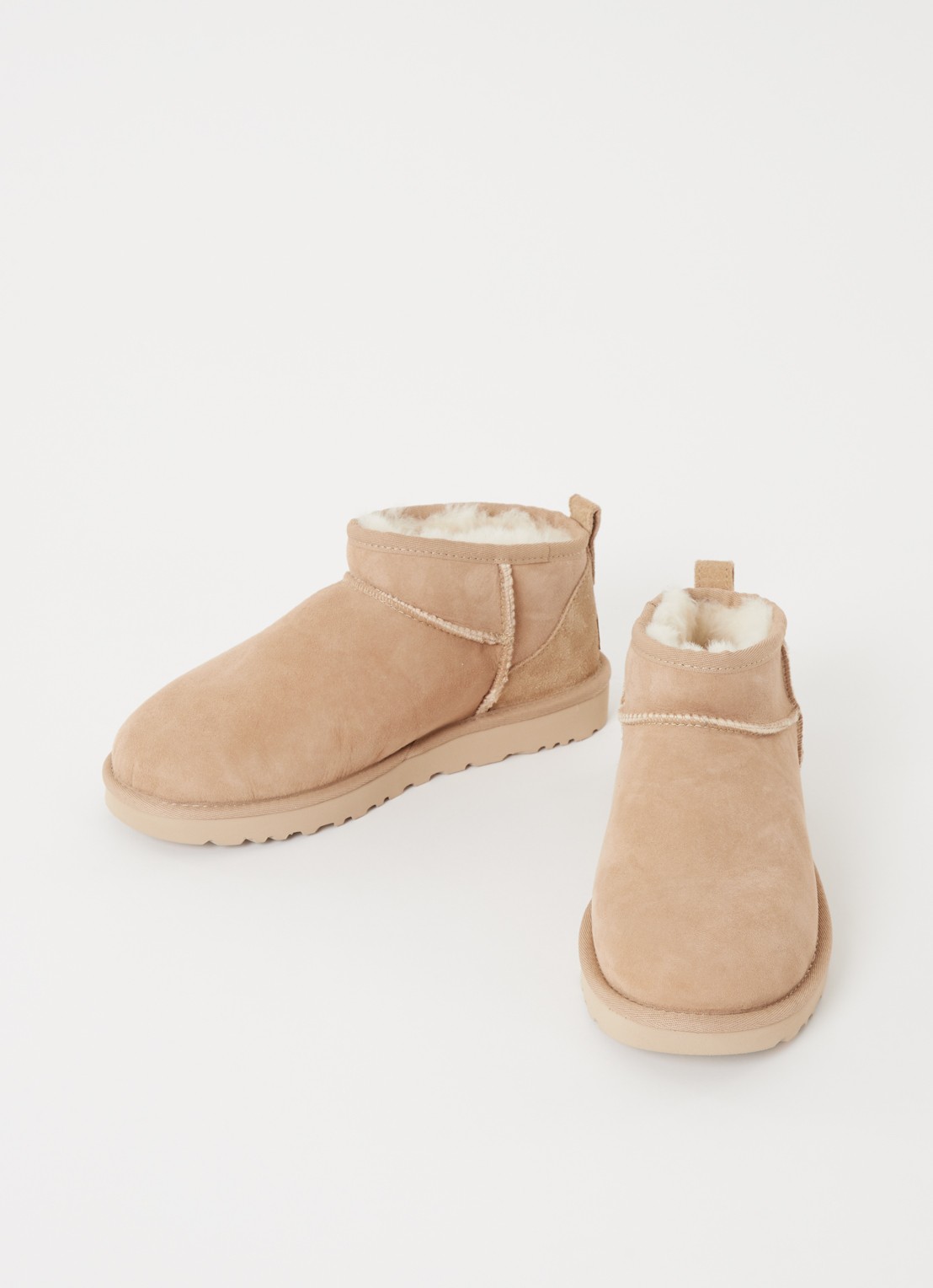 UGG Classic Ultra Mini enkellaarsje van suède - detail 2 zand