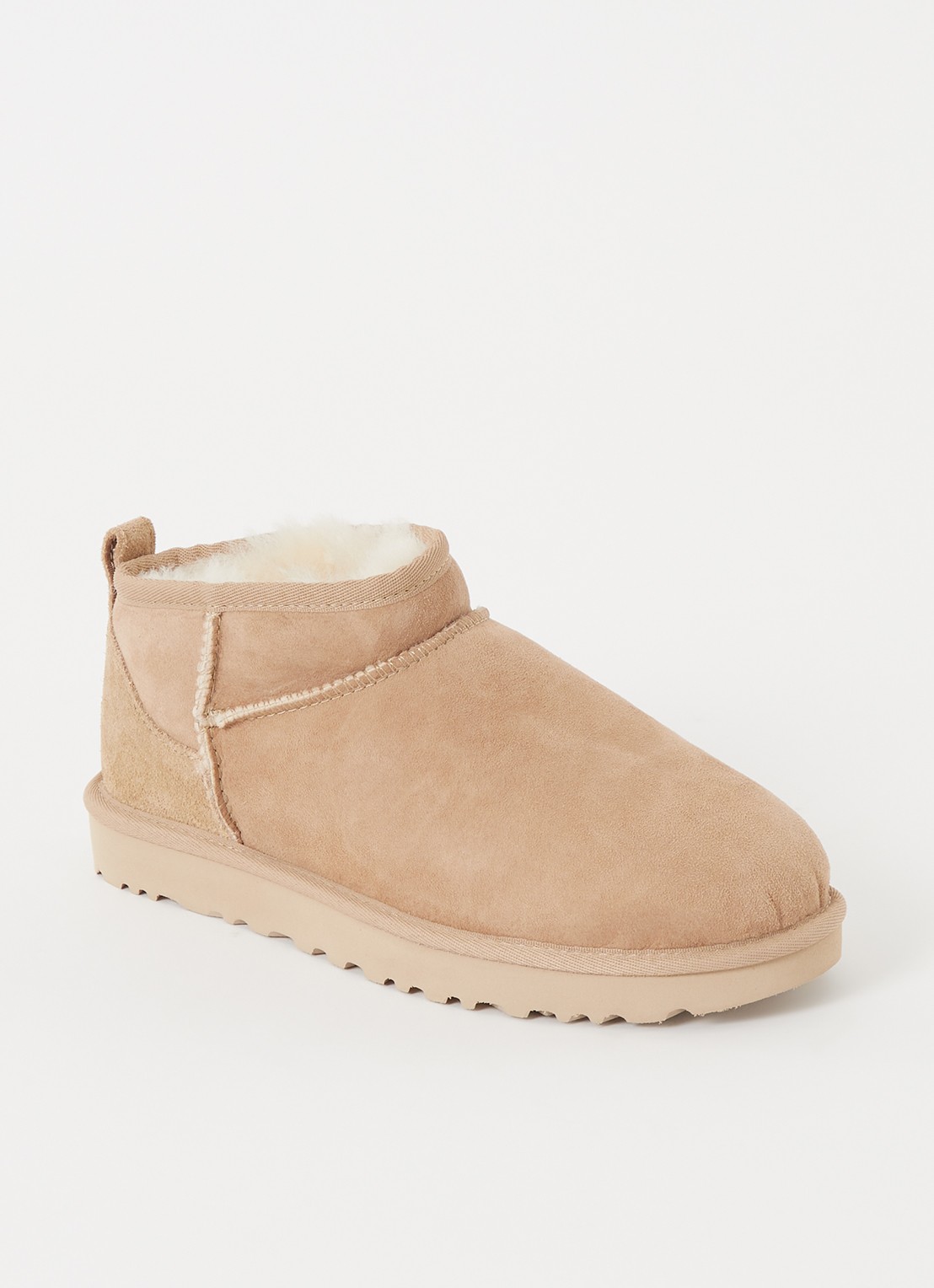 UGG Classic Ultra Mini enkellaarsje van suède - voorkant zand
