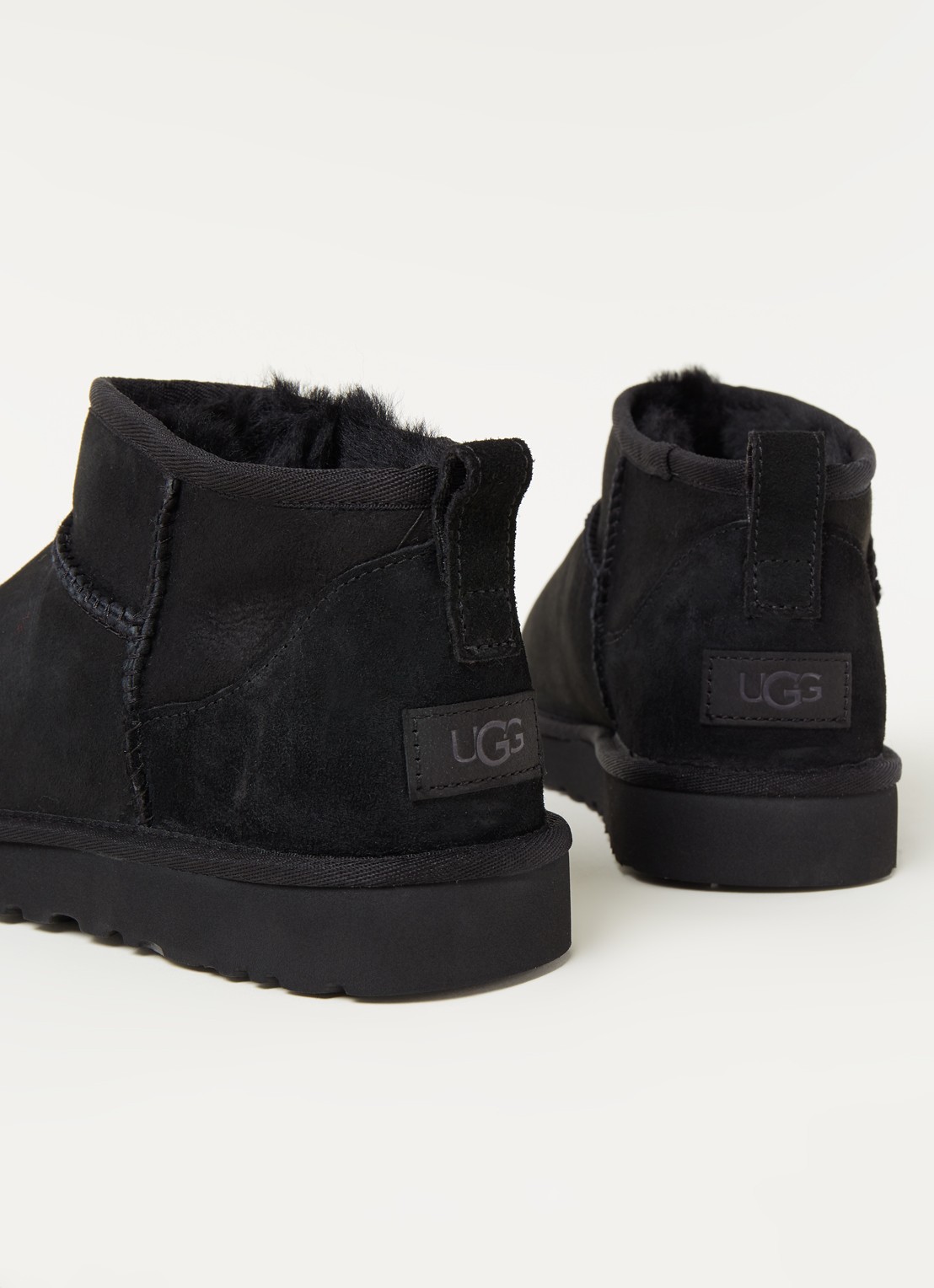 UGG Classic Ultra Mini enkellaarsje van suède - detail 2 zwart