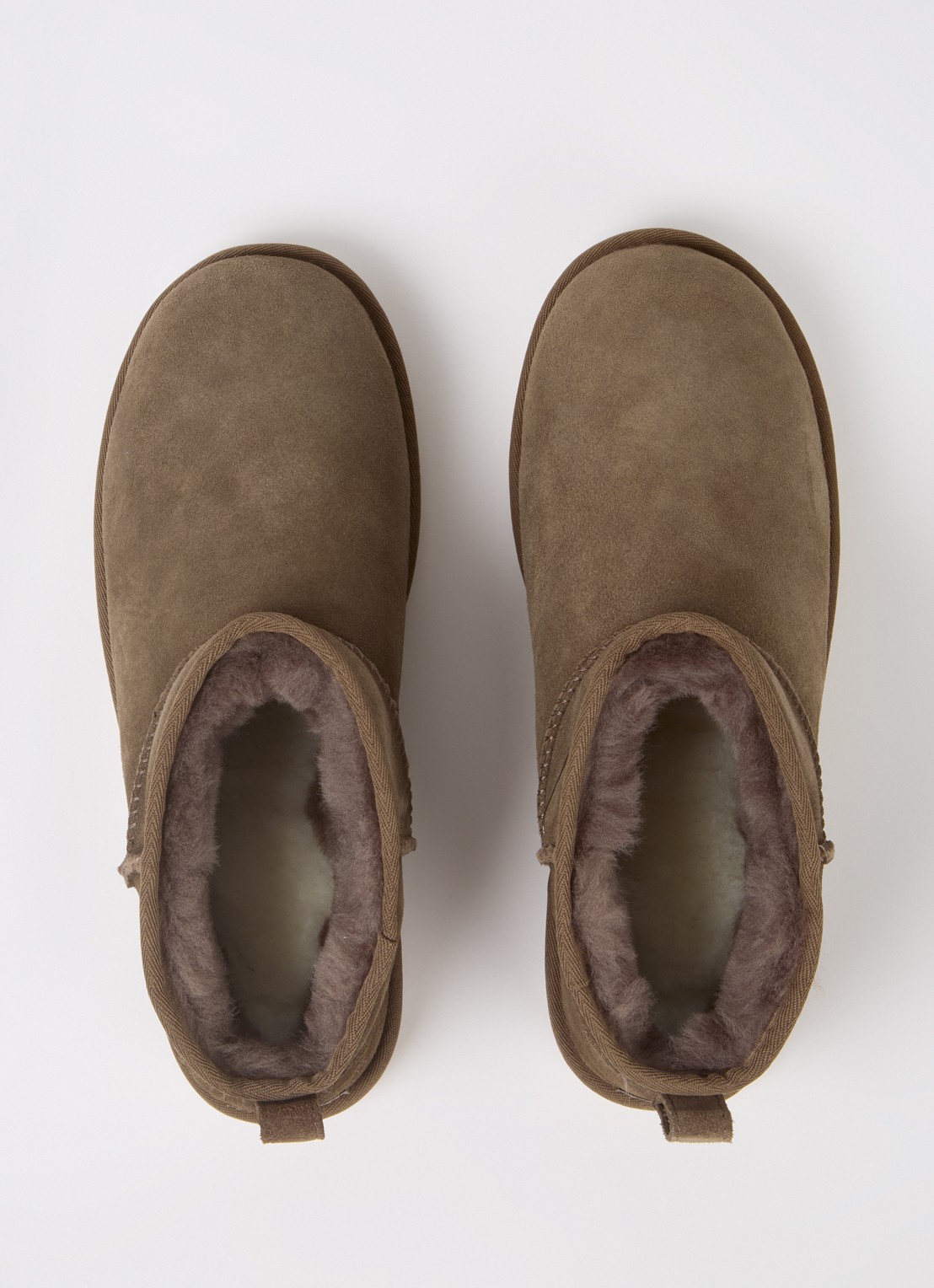 UGG Classic Ultra Mini enkellaarsje van suède - detail 4 taupe
