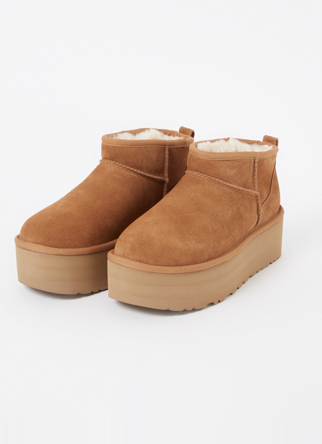 UGG Classic Ultra Mini Platform enkellaarsje van suède - detail 2 camel