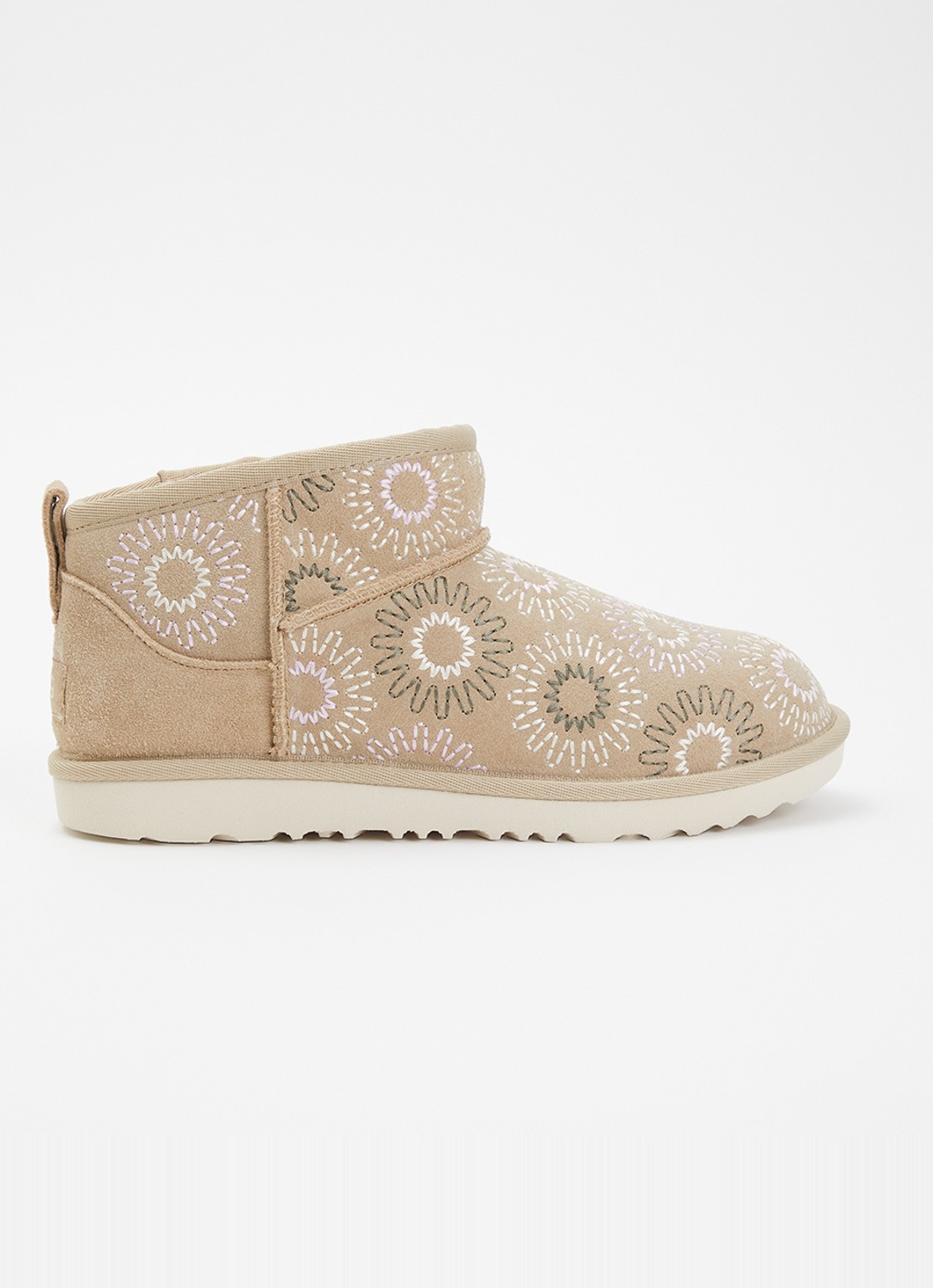 UGG Classic Ultra Mini Sun Stitch enkellaarsje van suède - voorkant 2 khaki