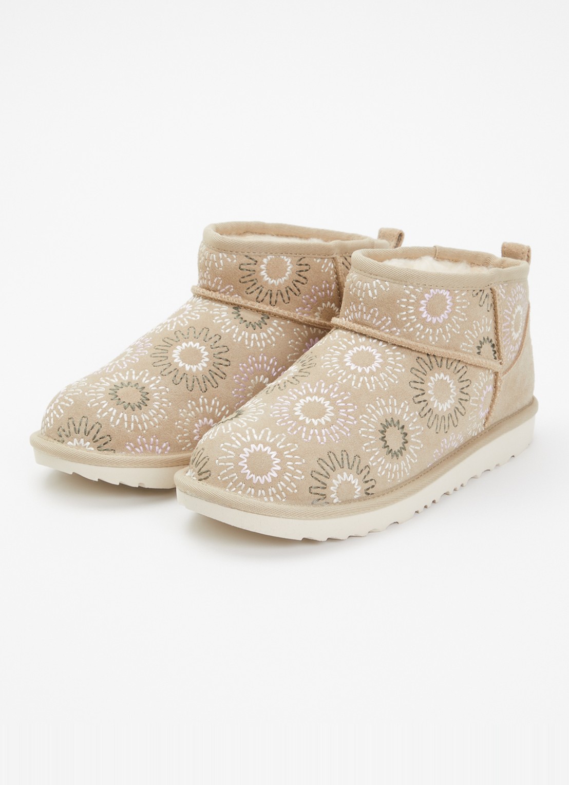 UGG Classic Ultra Mini Sun Stitch enkellaarsje van suède - voorkant 3 khaki