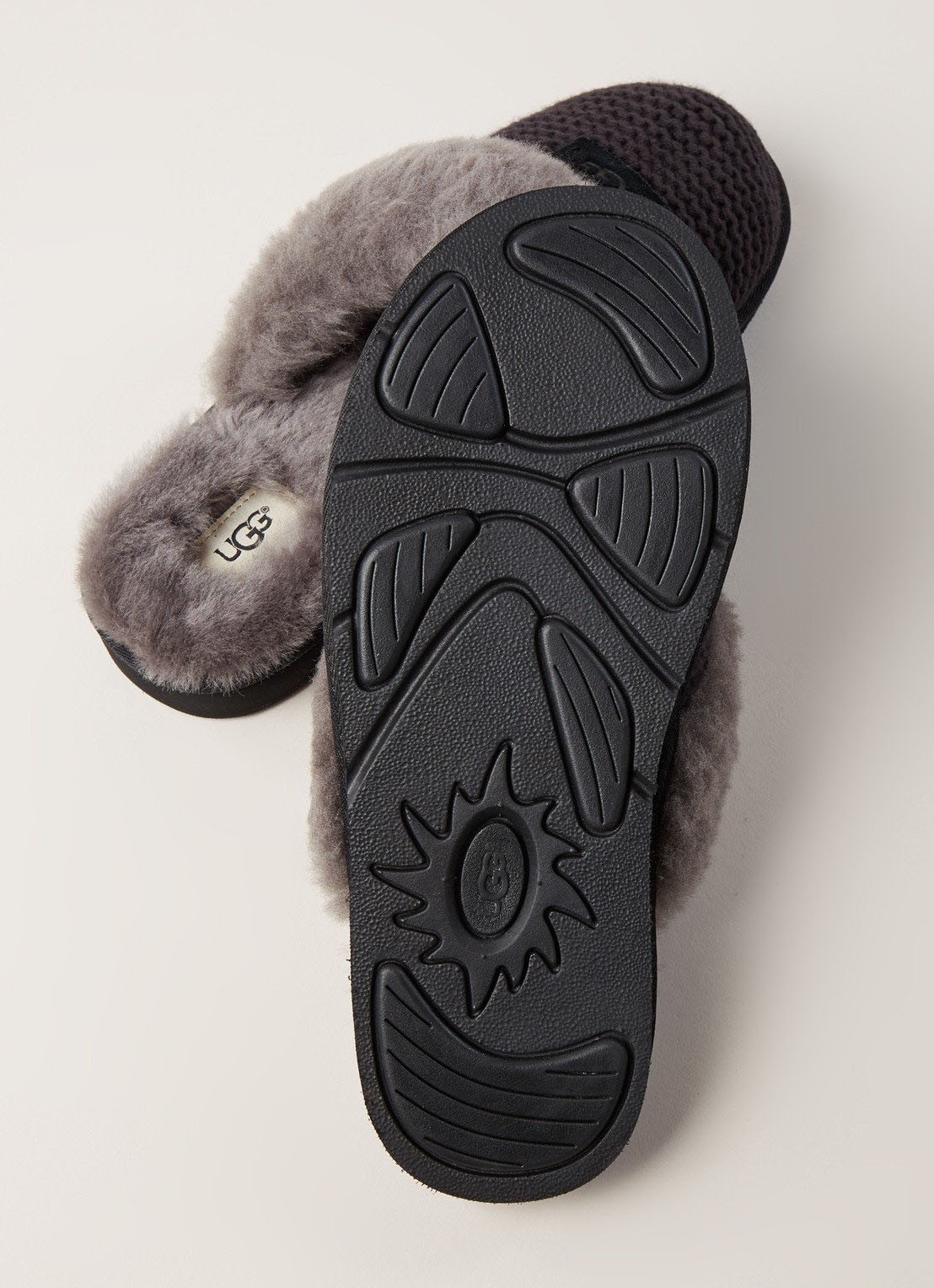 UGG Cozy Knit pantoffel met schapenvacht details - detail 3 zwart