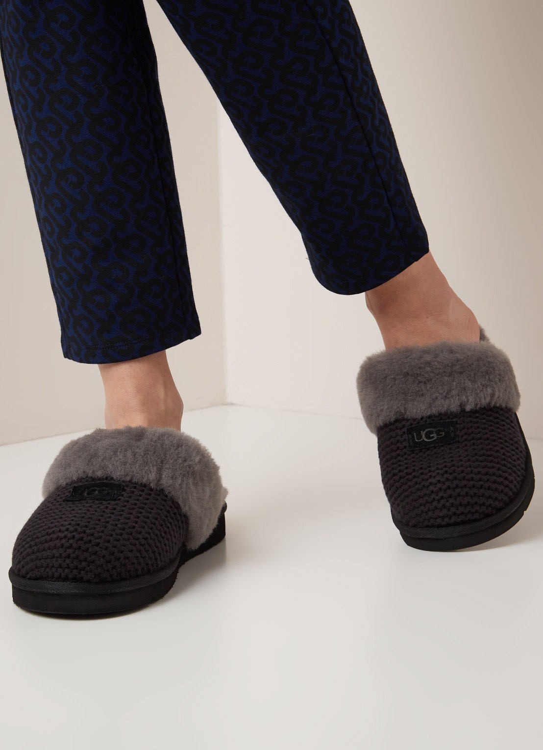UGG Cozy Knit pantoffel met schapenvacht details - voorkant 2 zwart