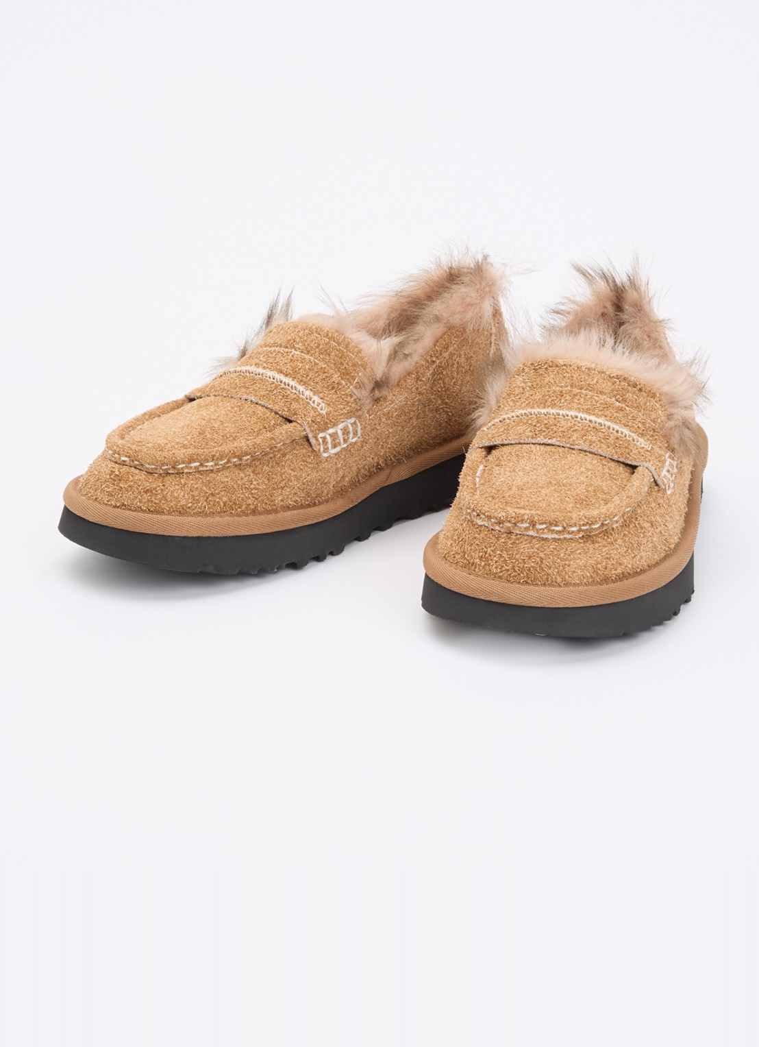 UGG Ellis loafer van suède met schapenvacht - detail camel