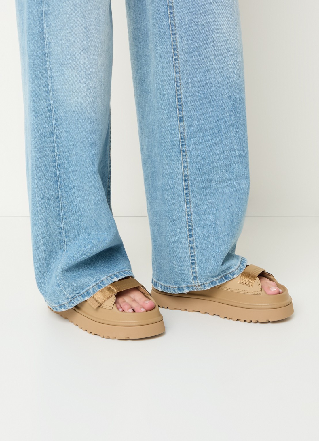 UGG Goldenglow slipper met logo - voorkant 6 camel