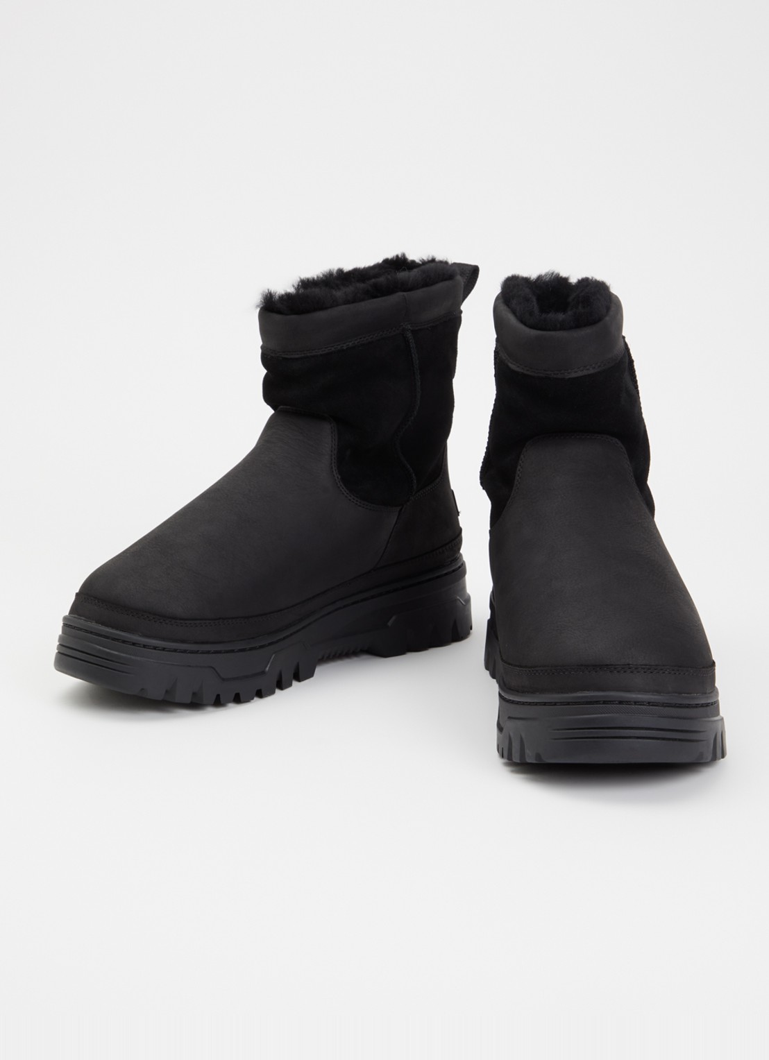 UGG Heritage enkellaars van suède - detail zwart