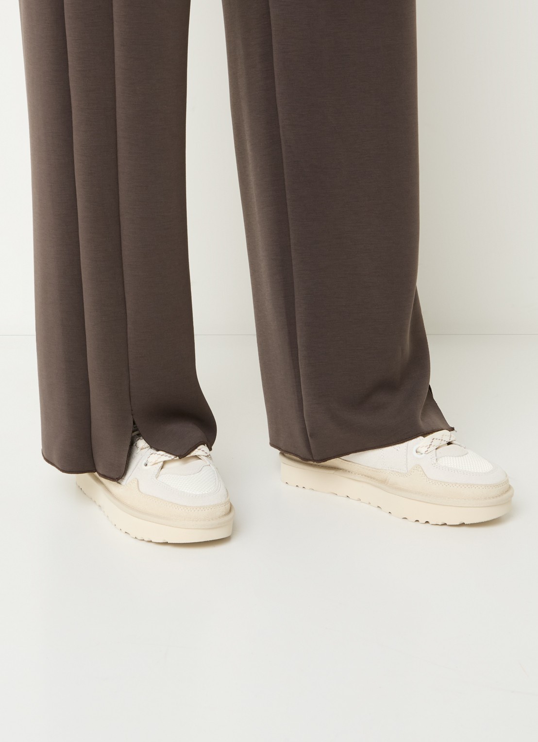 UGG Lo Lowmel sneaker van suède met mesh details - voorkant 3 beige