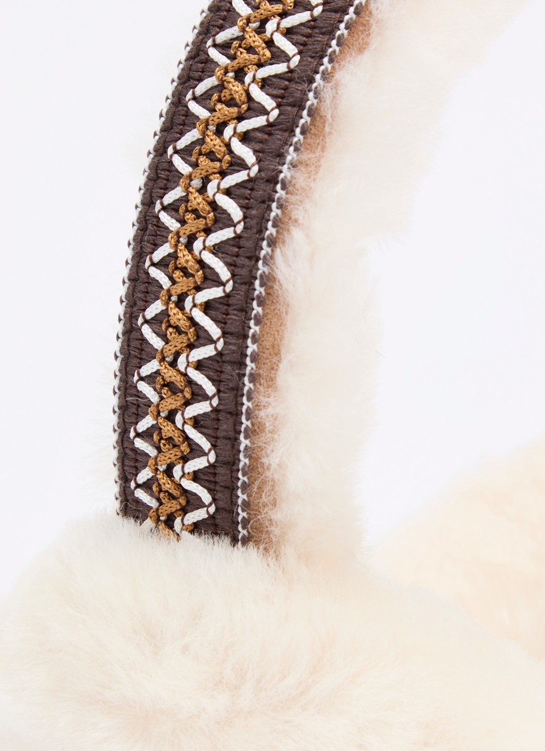 UGG Oorwarmers van schapenvacht - detail ivoor