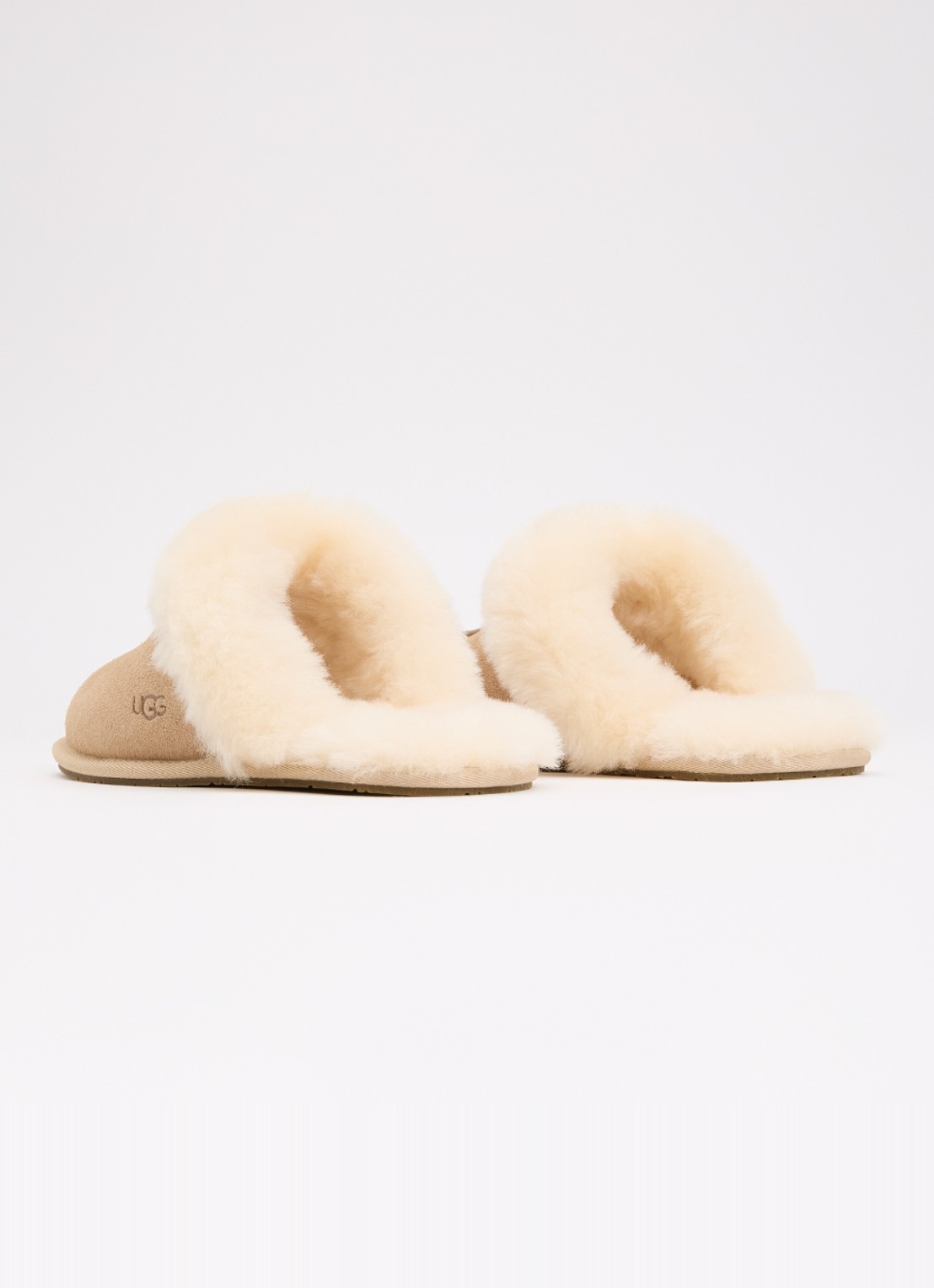 UGG Scuffette II pantoffel met schapenvacht - achterkant 5 zand
