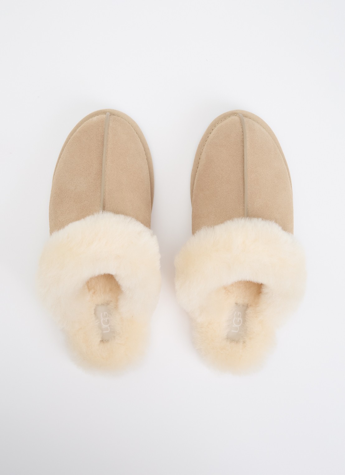 UGG Scuffette II pantoffel met schapenvacht - detail 2 zand