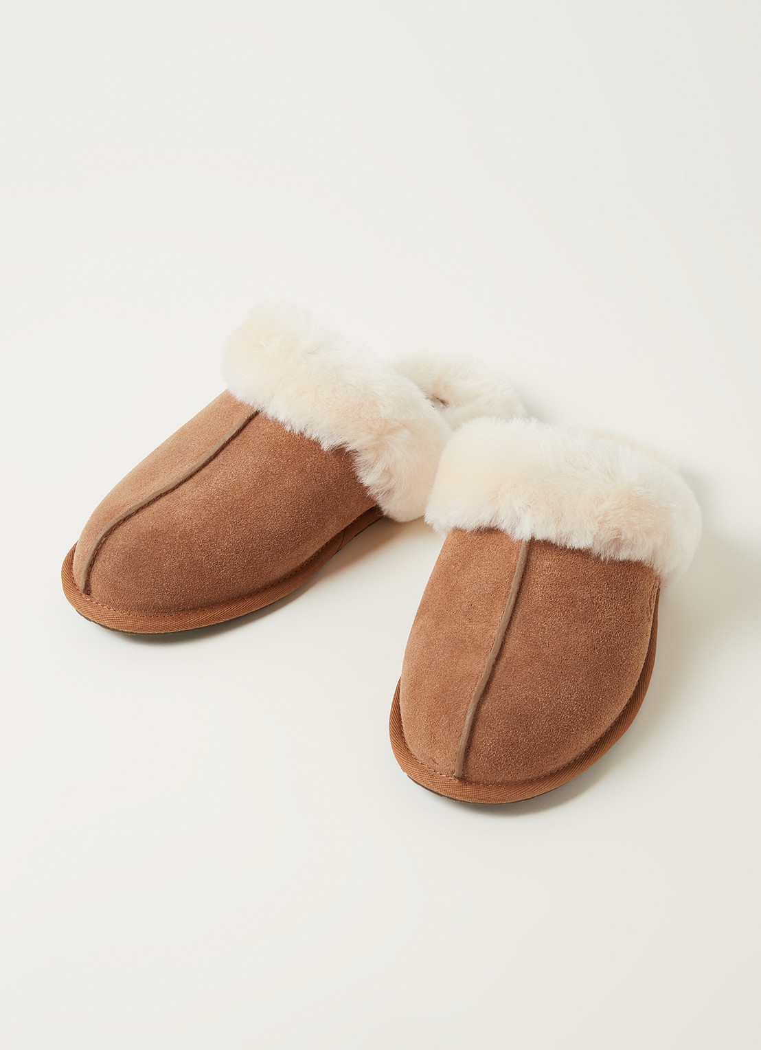 UGG Scuffette II pantoffel met schapenvacht - detail 3 cognac