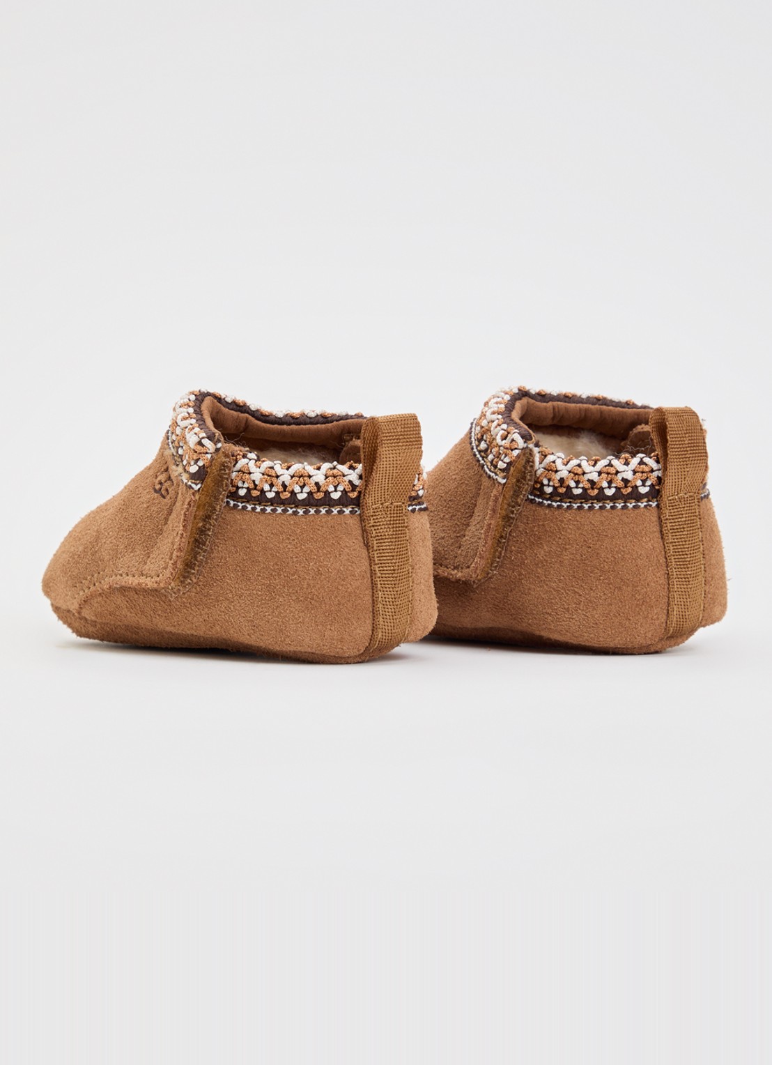 UGG Tasman babyschoentje van suède met logo - achterkant 2 cognac