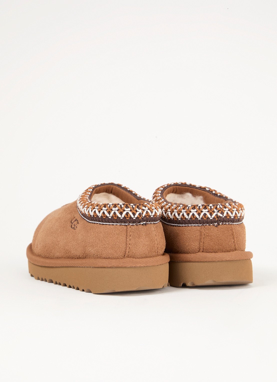 UGG Tasman instapper van suède met schapenwol - achterkant camel