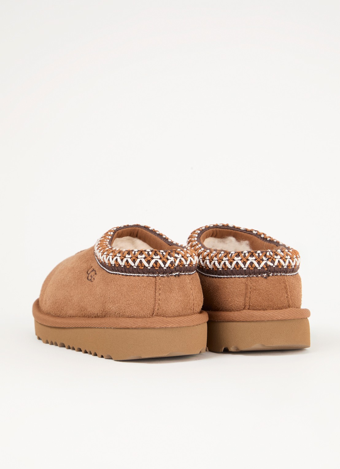 UGG Tasman instapper van suède met schapenwol - achterkant 2 camel