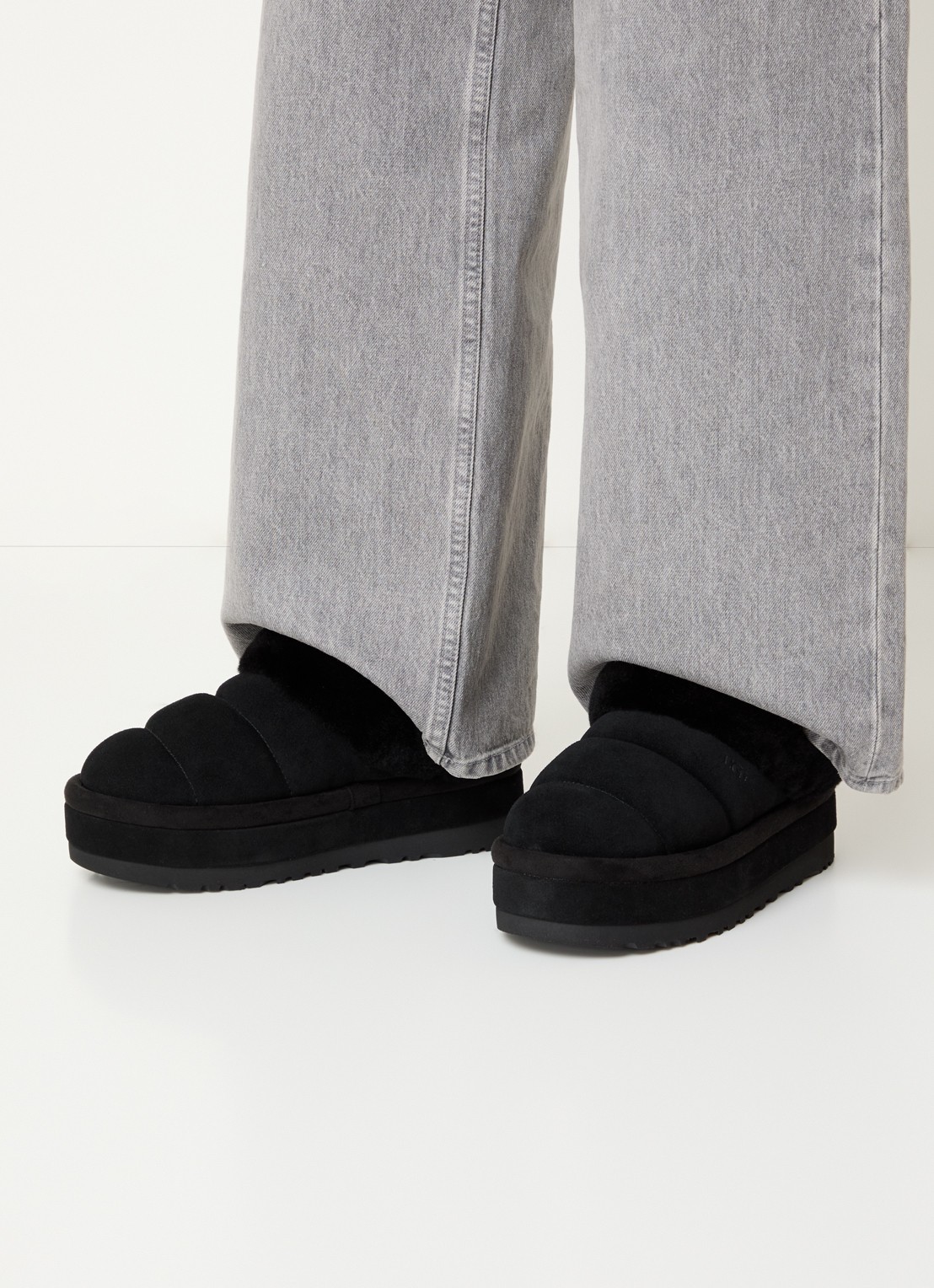 UGG Tazzlita instapper van suède met schapenvacht - voorkant 2 zwart