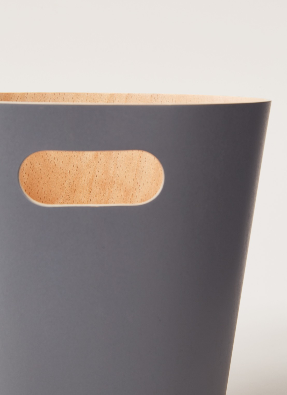 Umbra Woodrow prullenbak 7,5 liter - detail 3 donkergrijs