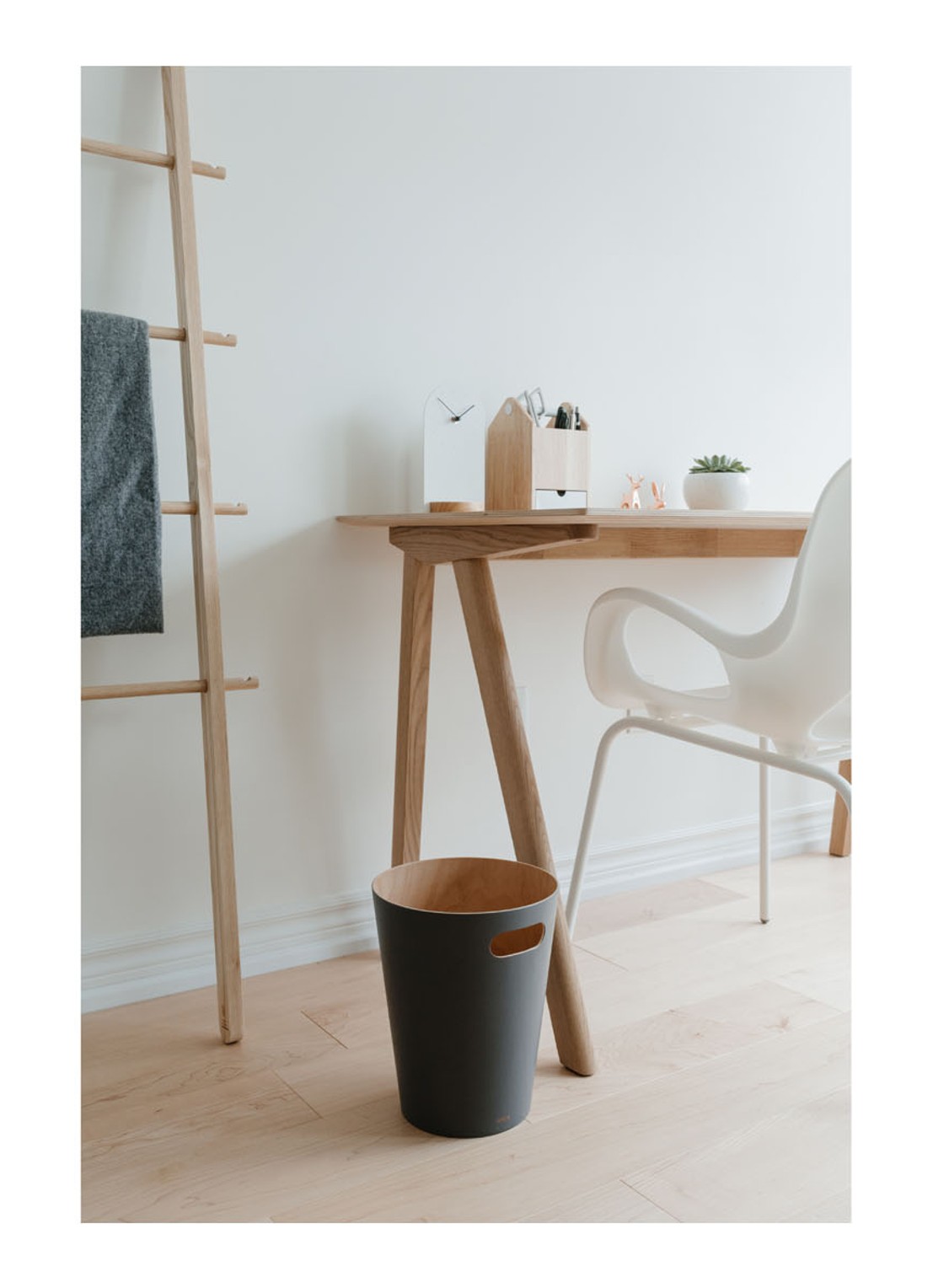 Umbra Woodrow prullenbak 7,5 liter - voorkant 2 donkergrijs