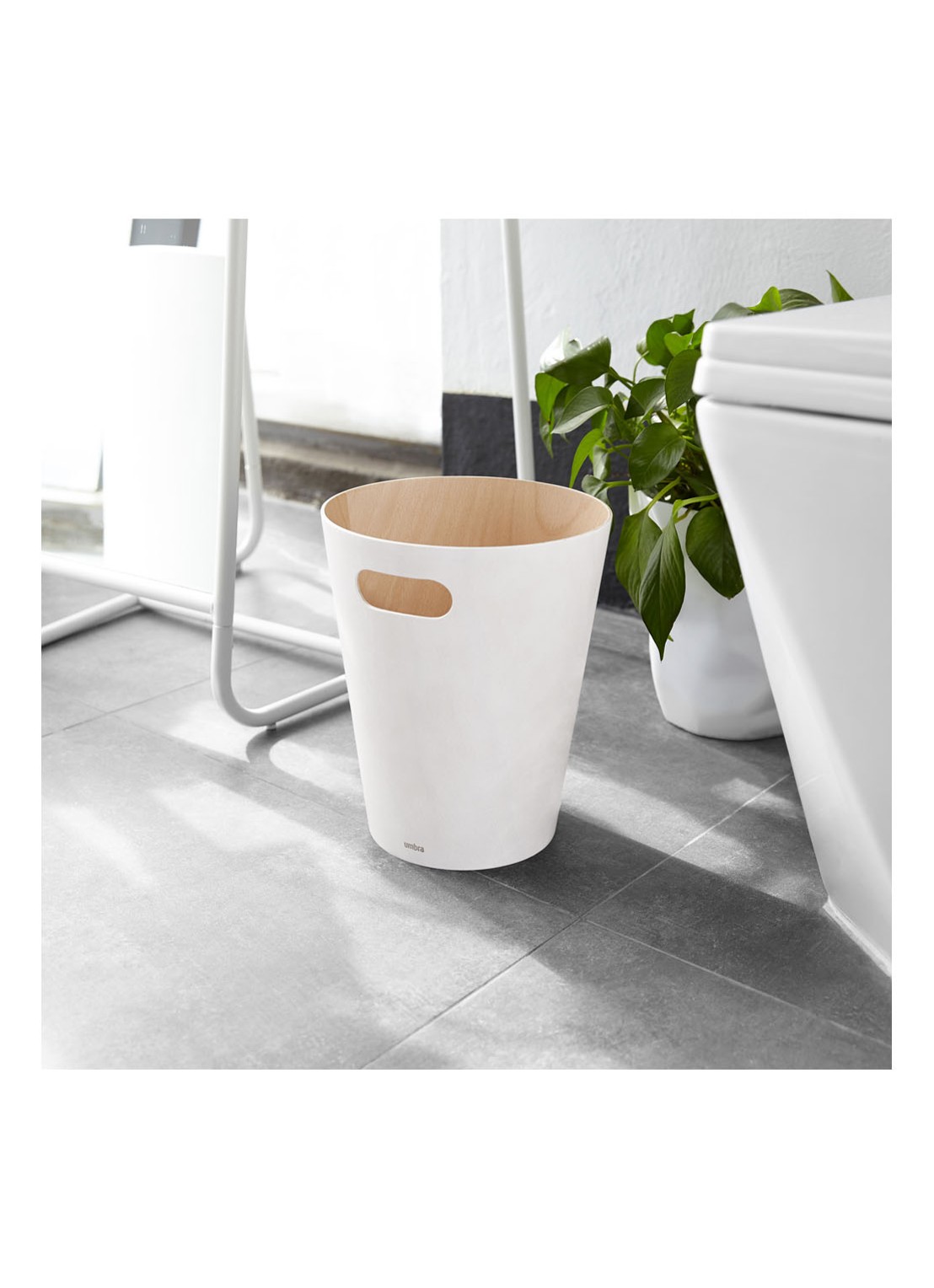 Umbra Woodrow prullenbak 7,5 liter - detail 2 wit