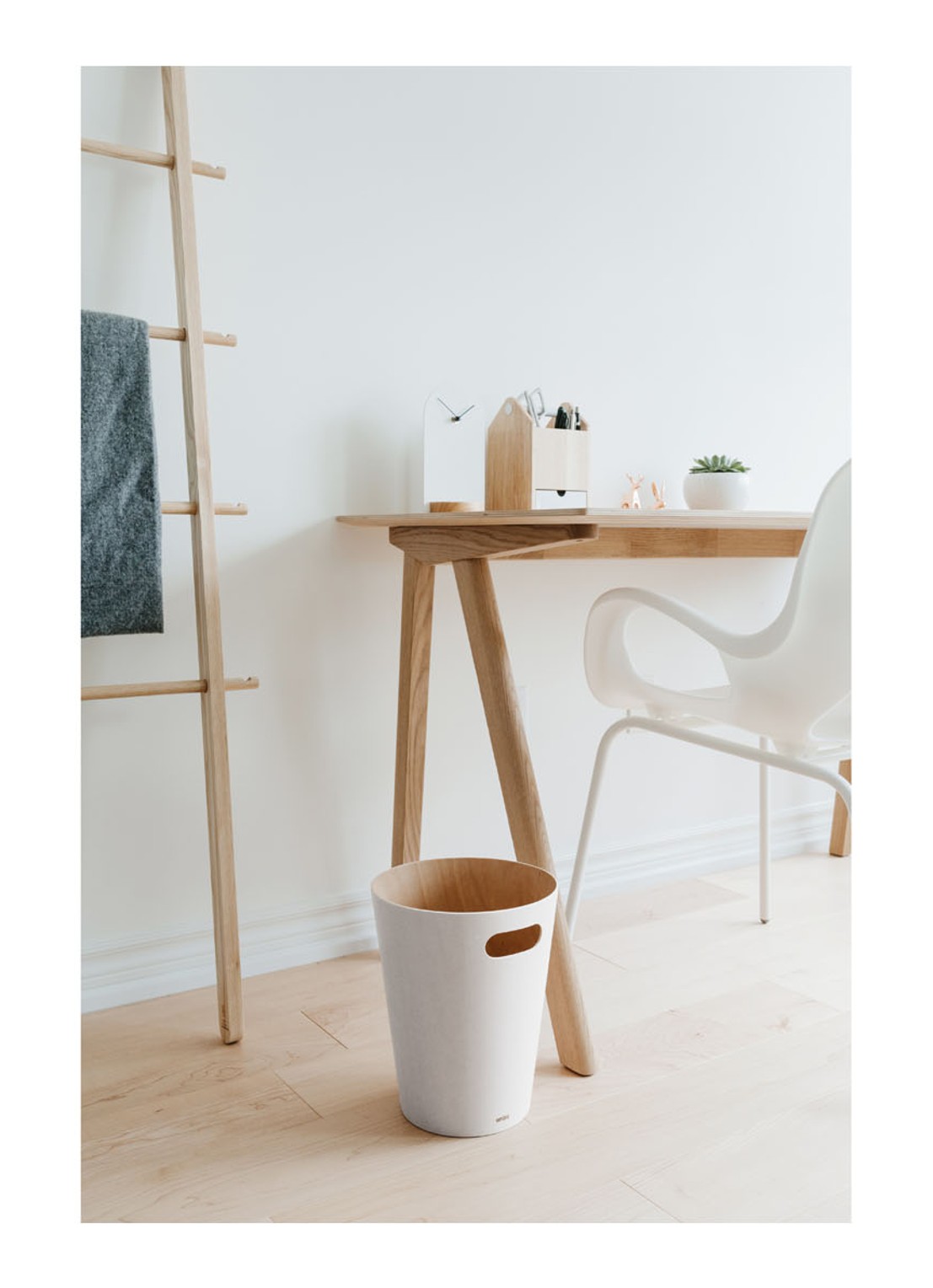 Umbra Woodrow prullenbak 7,5 liter - voorkant 4 wit