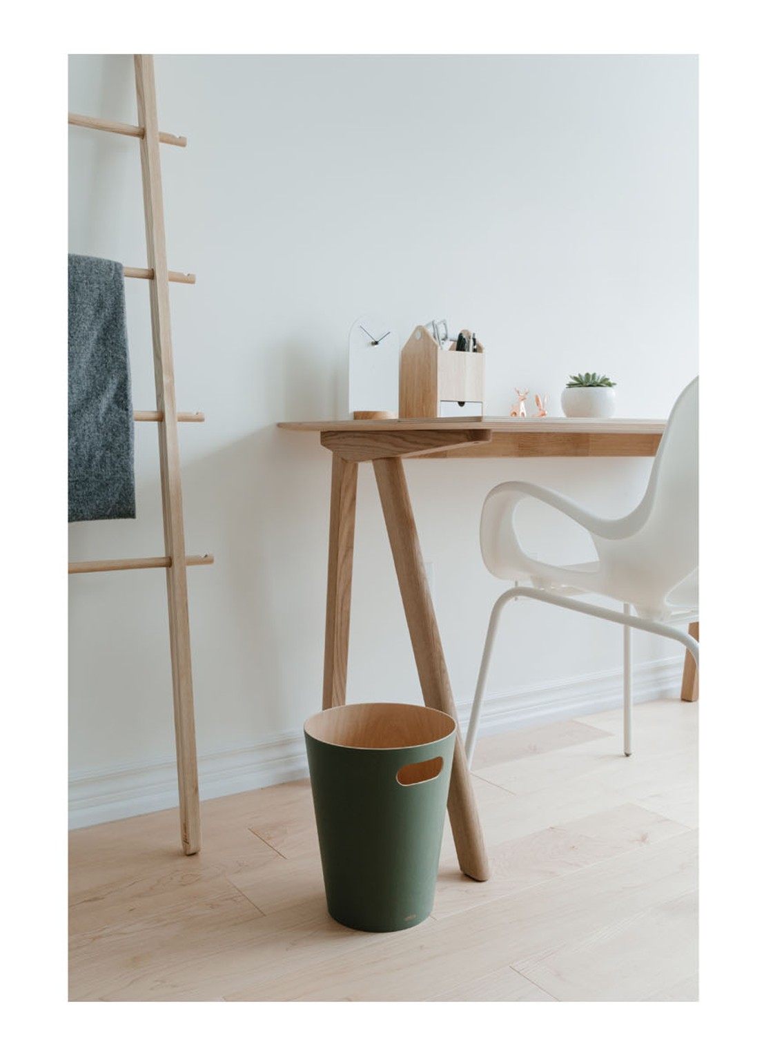 Umbra Woodrow prullenbak 7,5 liter - voorkant 2 legergroen