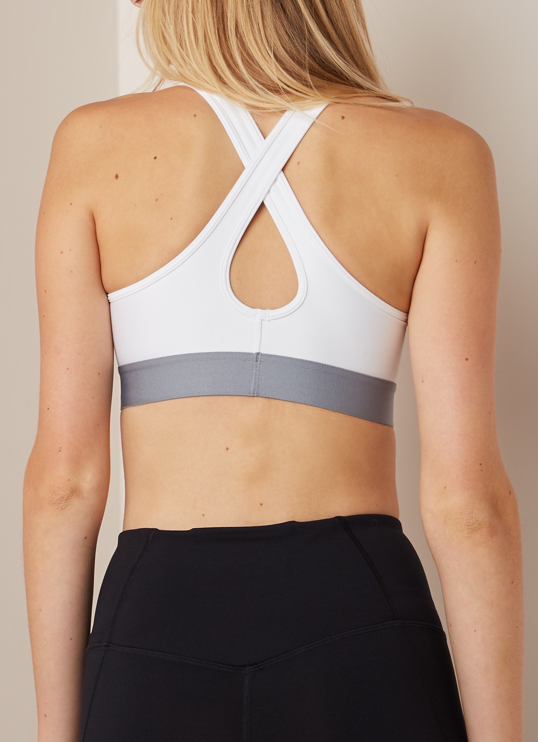 Under Armour Armour Crossback sport bh met medium support - achterkant 3 wit