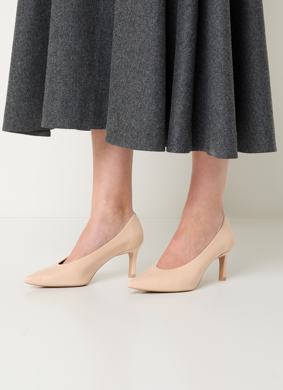 Unisa Lenis pump van leer - voorkant 3 beige