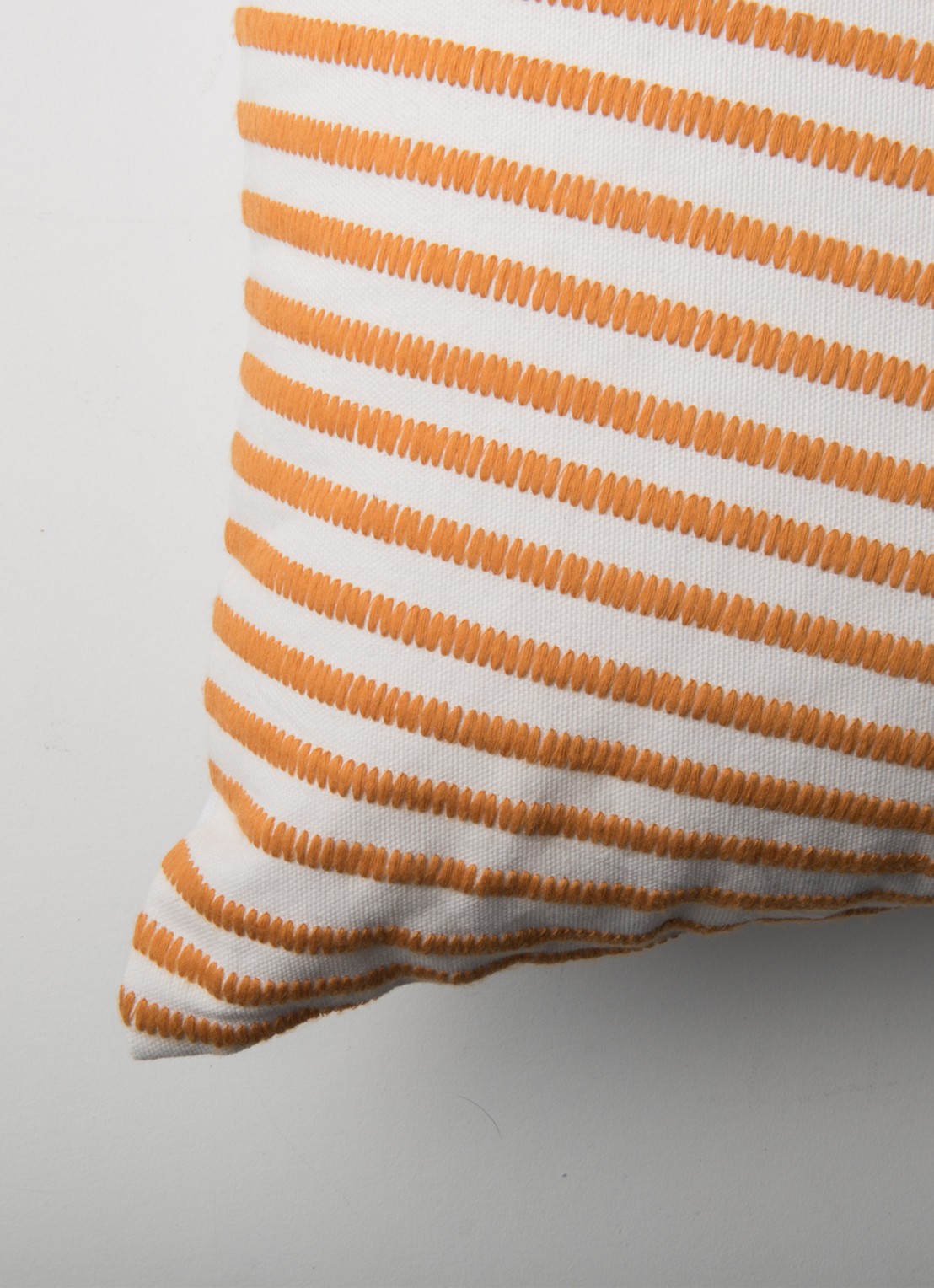 Urban Nature Culture Arrabida sierkussen 45 x 45 cm - detail 3 orange