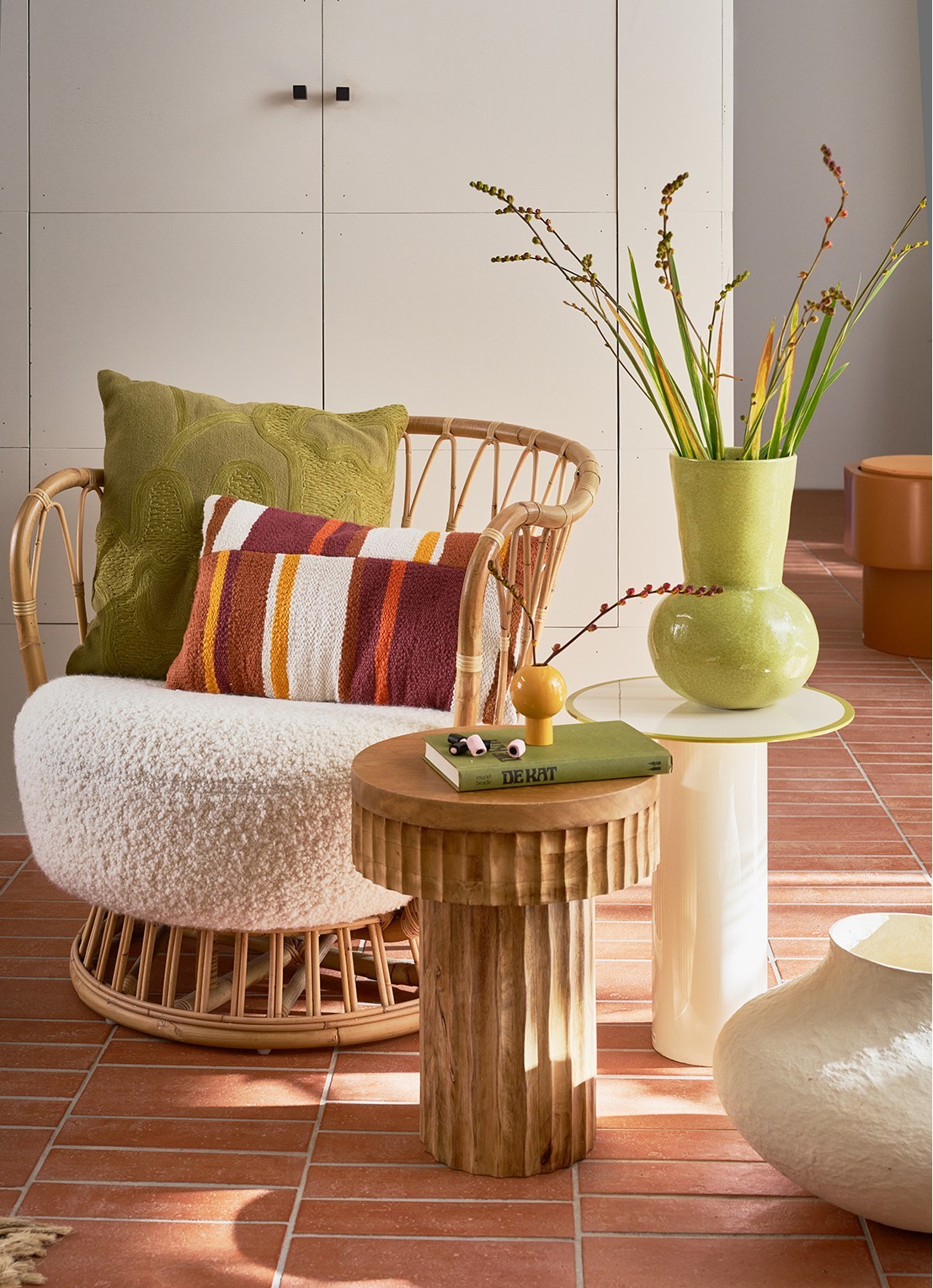 Urban Nature Culture Dineo vaas 32 cm - voorkant 2 beige