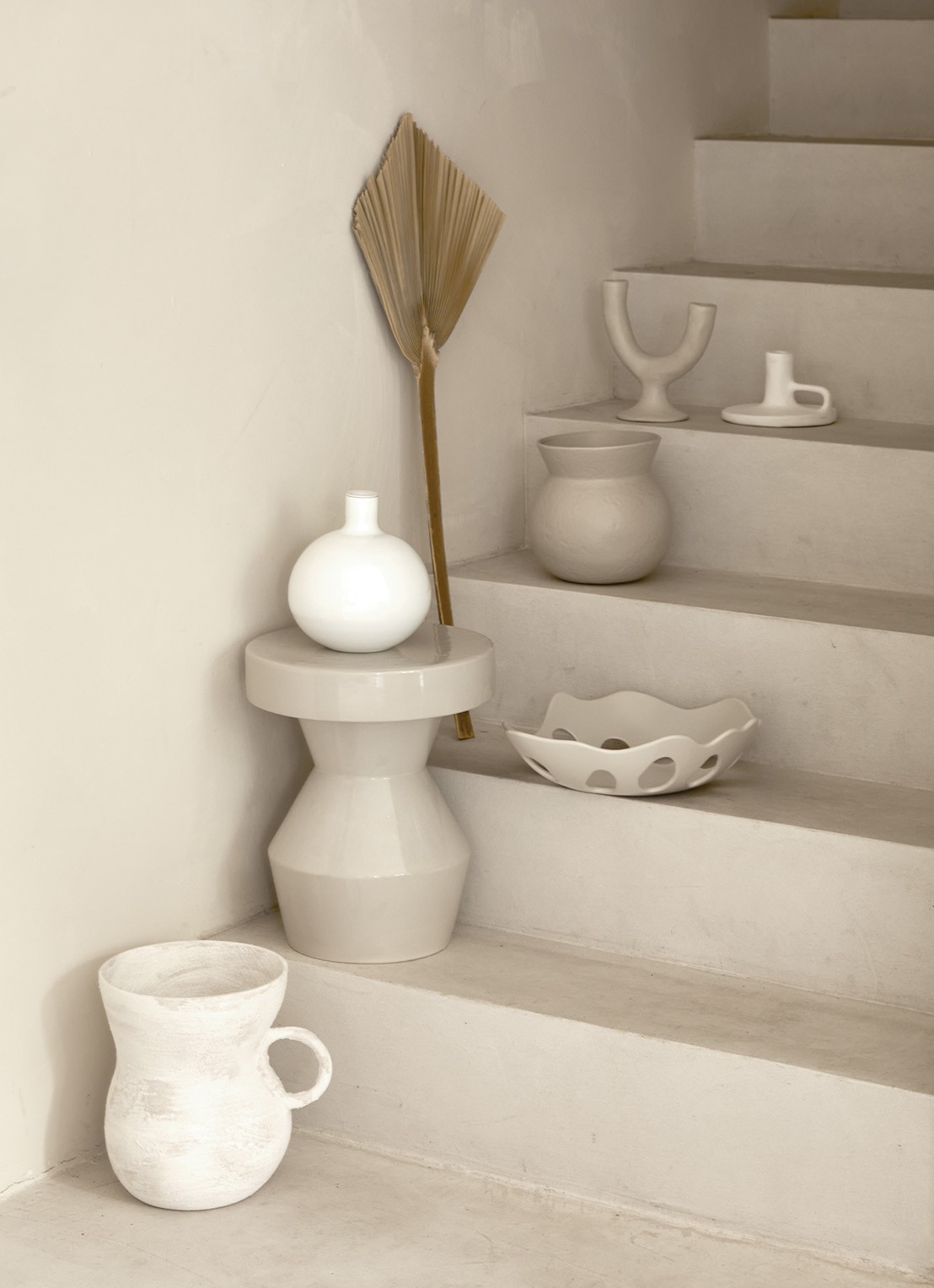Urban Nature Culture Sculptural bijzettafel 30 cm - voorkant 2 beige