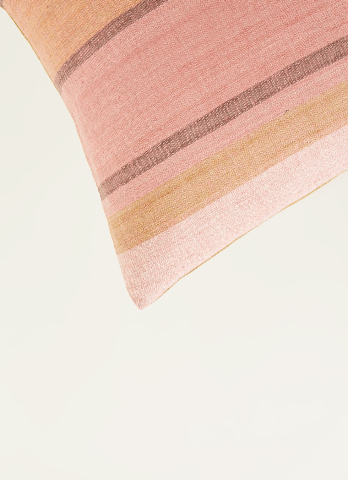 Urban Nature Culture Softness sierkussen 30 x 50 cm - detail 3 roze