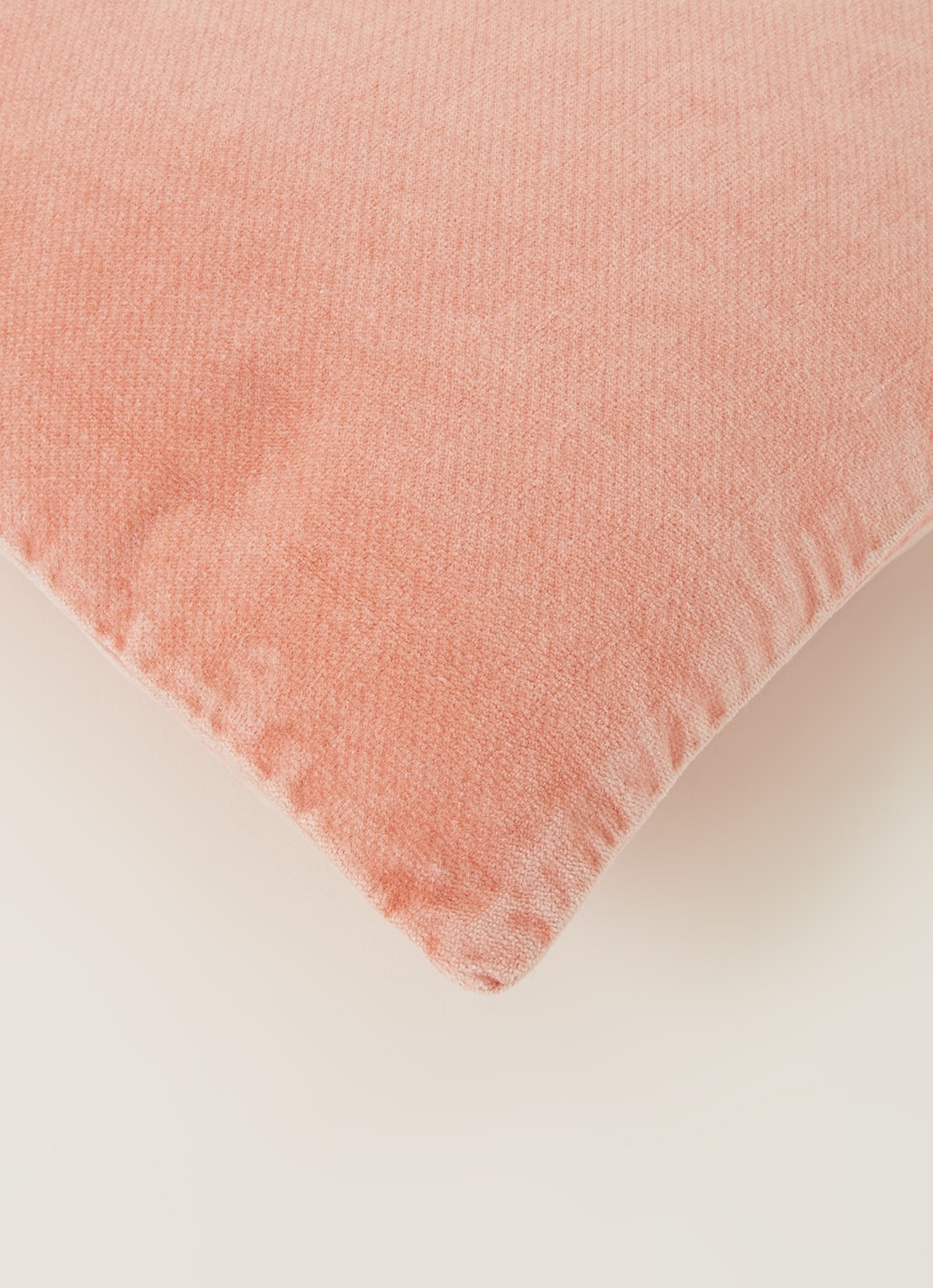 Urban Nature Culture Vintage velvet sierkussen 70 x 30 cm - detail 3 zalmroze