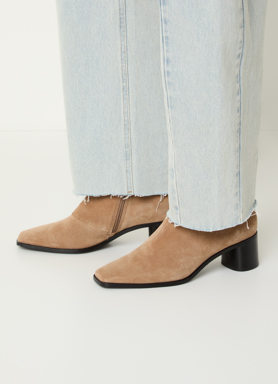 Vagabond Shoemakers Fay enkellaarsje van suède - voorkant 5 zand