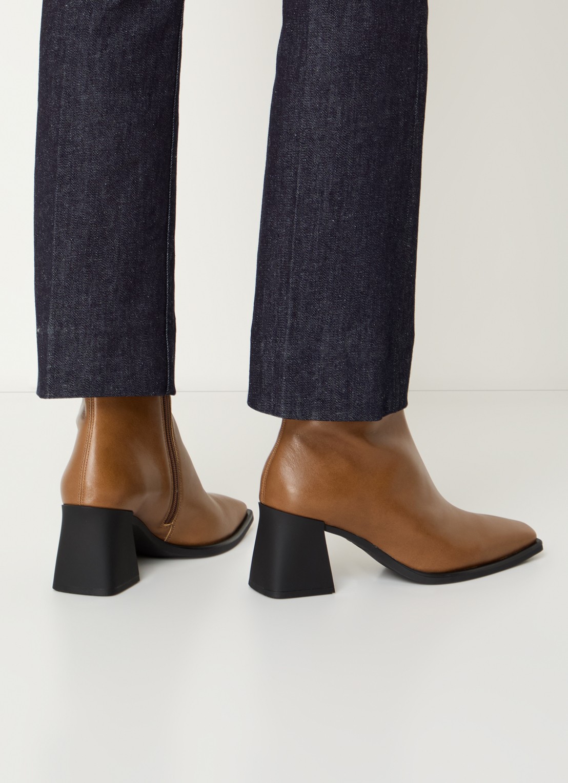 Vagabond Shoemakers Hedda enkellaarsje van leer - voorkant 3 camel