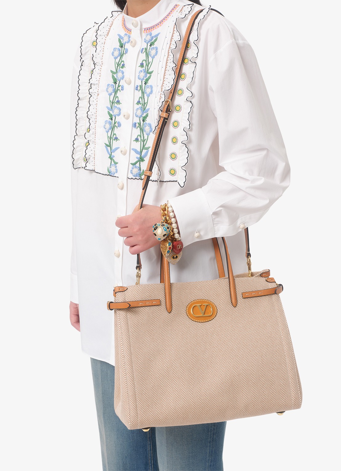 Valentino Garavani Antibes Medium shopper van canvas met leren details - detail 8 camel
